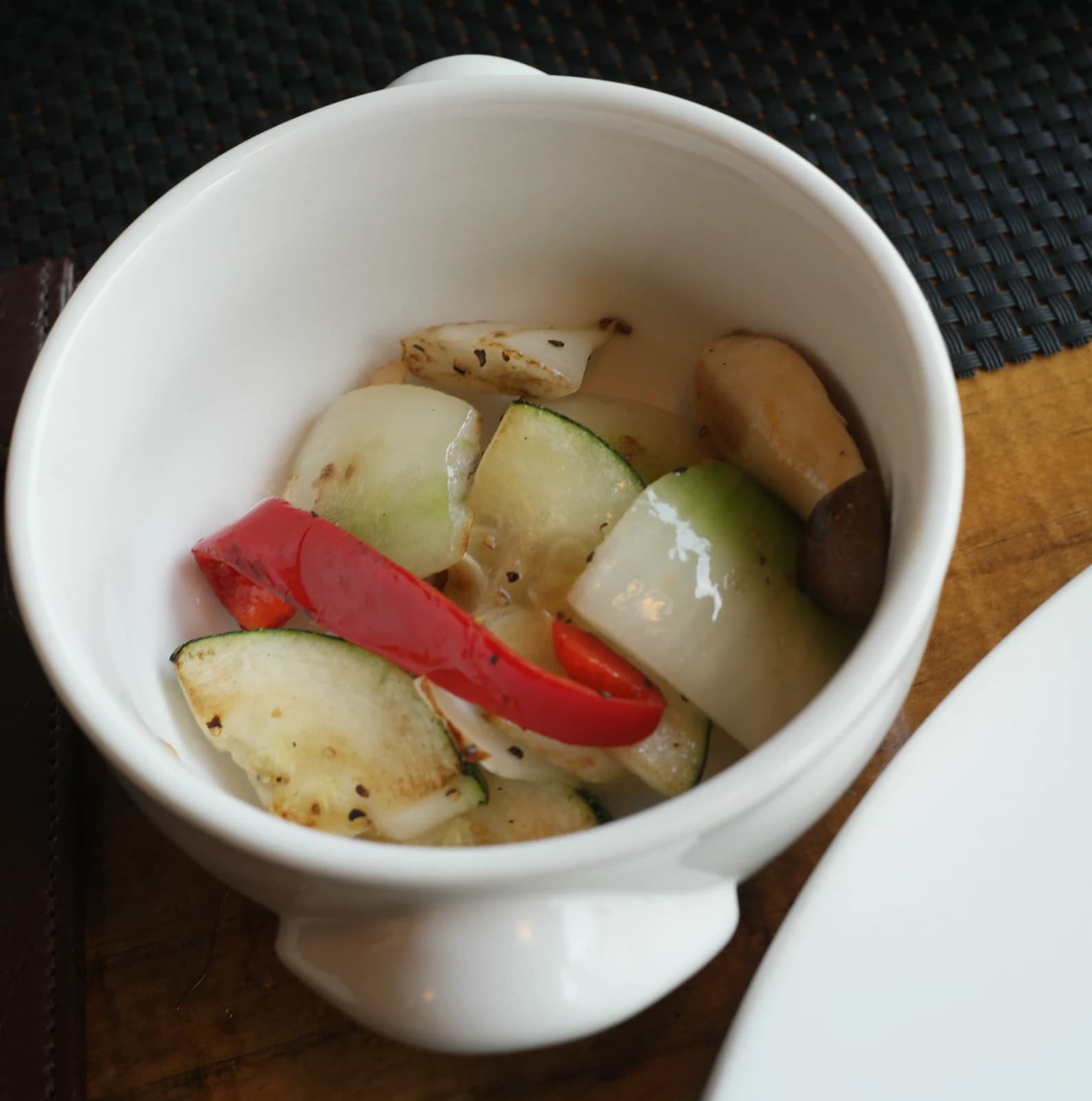ヒレステーキのサイドのグリル野菜、ズッキーニ・玉ねぎ・きのこ・唐辛子が小皿に盛られている