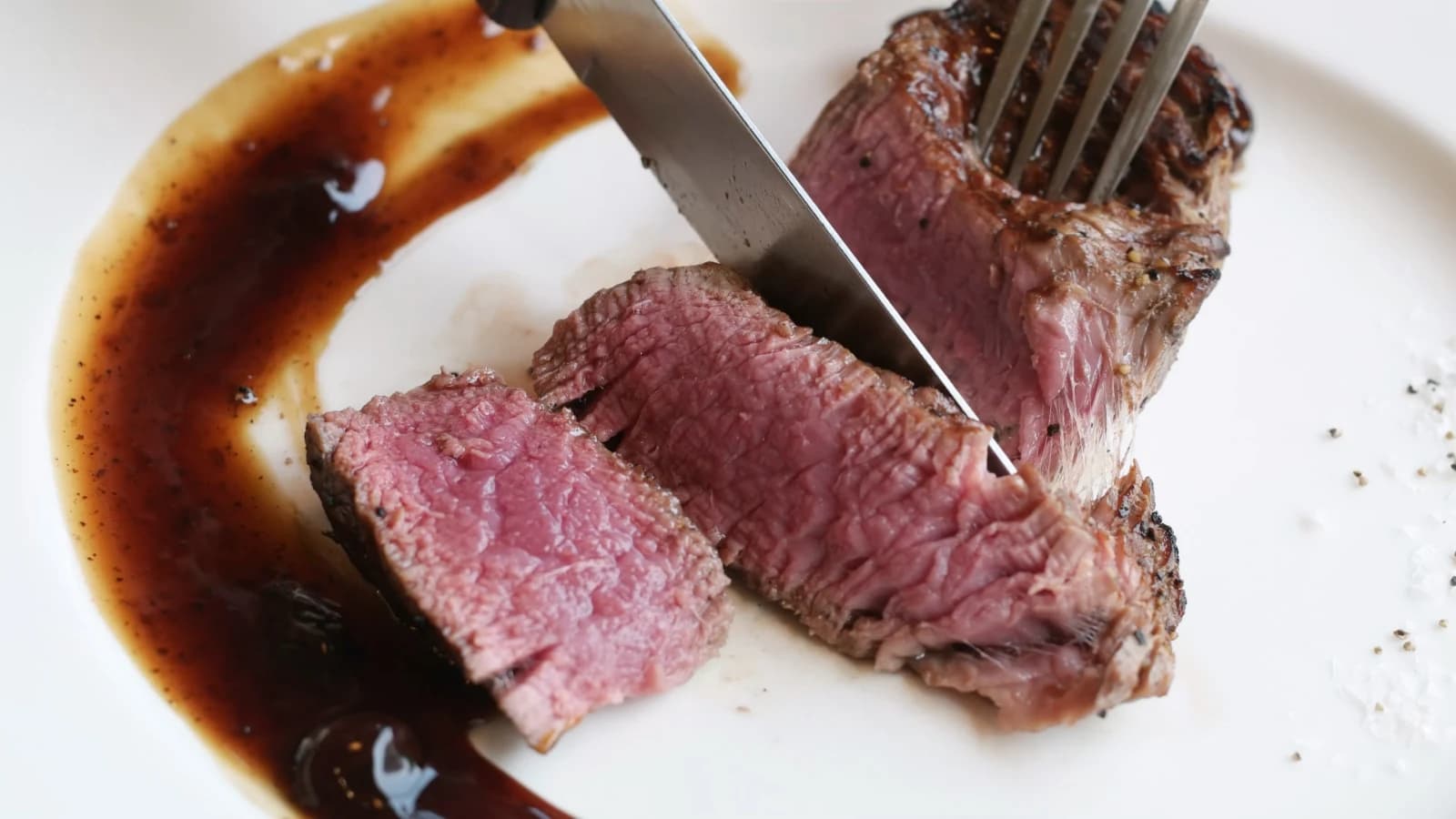 ヒレステーキをもう一切れ切り分けた様子、内側に肉汁が溜まりソースと混ざっている