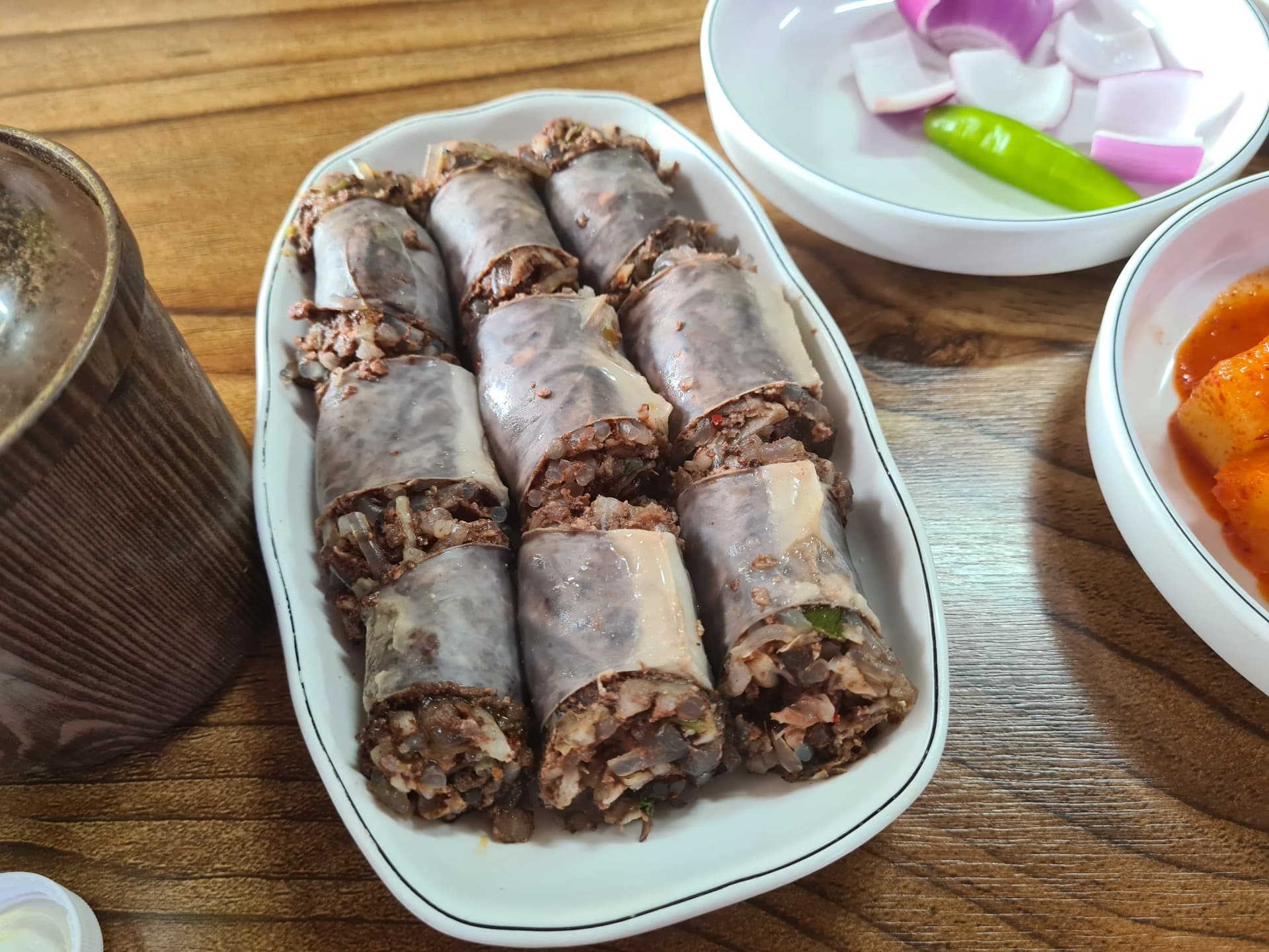 حصة واحدة من سوندي نقانق الدم الكورية المصنوعة يدوياً مرتبة على صحن — طبق منفصل عن الشوربة