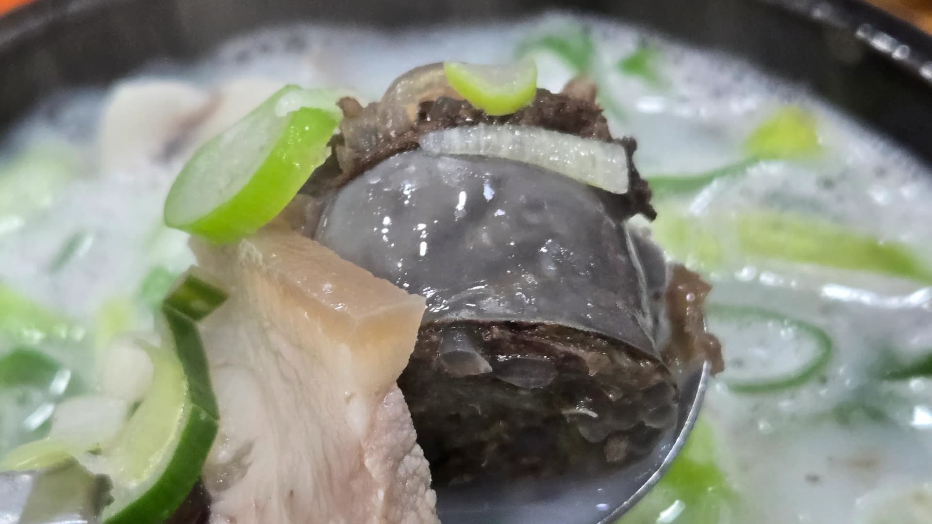 Cross-section of Korean sundae blood sausage showing glass noodles and coagulated blood stuffed inside pork intestine casing