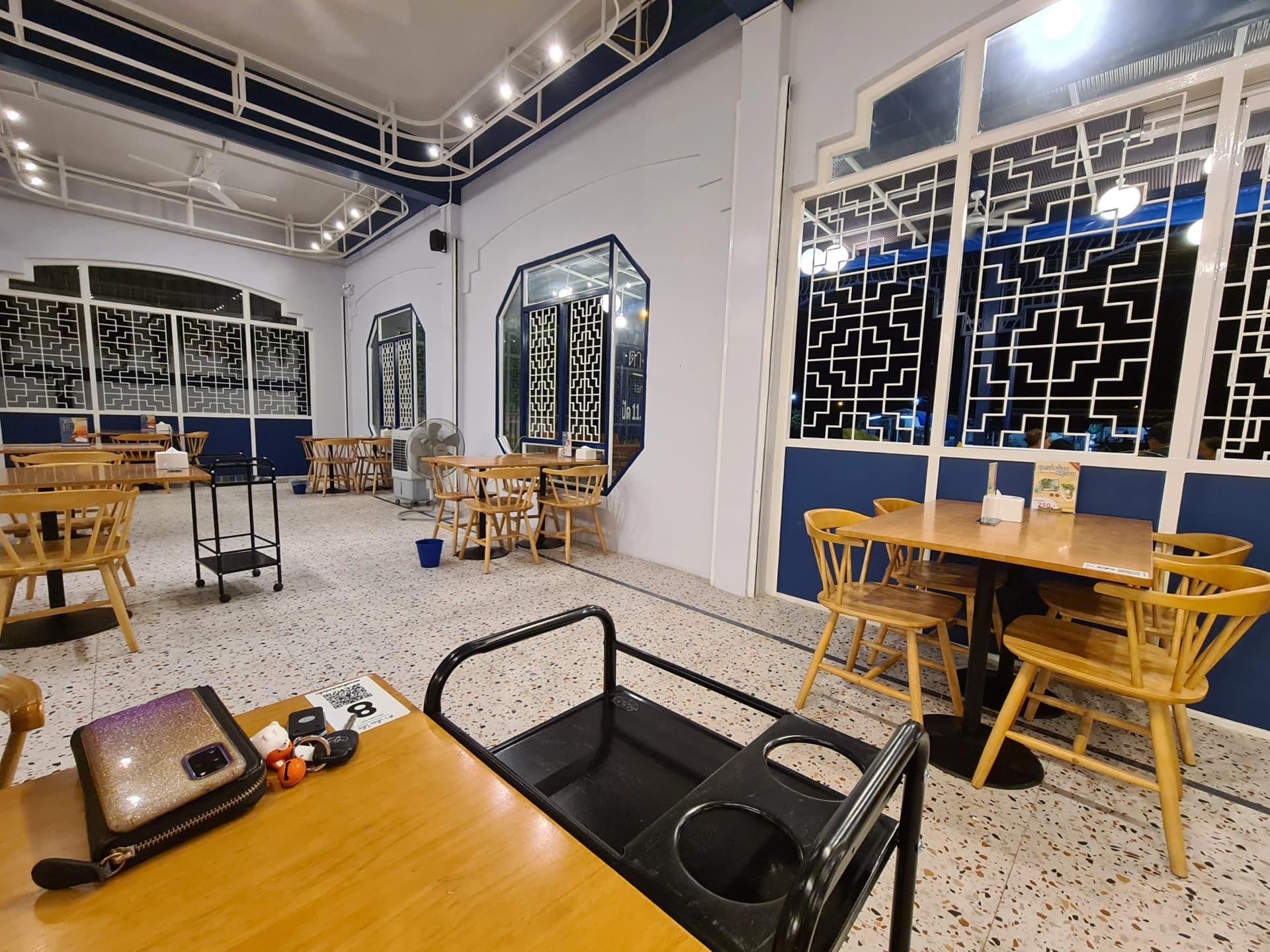 태국 로컬 식당 내부 좌석과 반개방형 구조