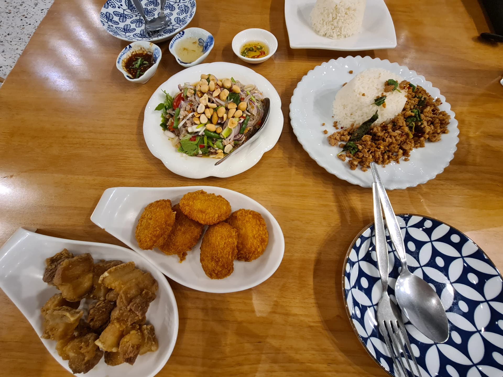 첫 방문 때 주문한 태국 로컬 식당 음식 한 상