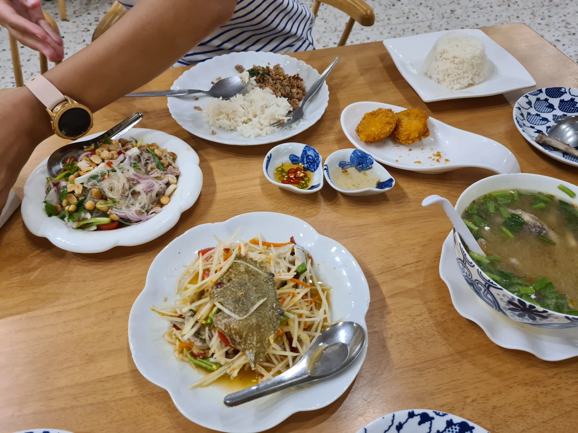 둘째 날 더 로컬한 메뉴로 차린 태국 식당 한 상