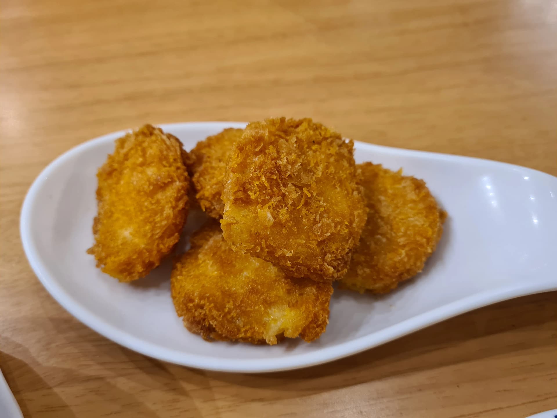 바삭하게 튀겨진 텃만꿍 접시