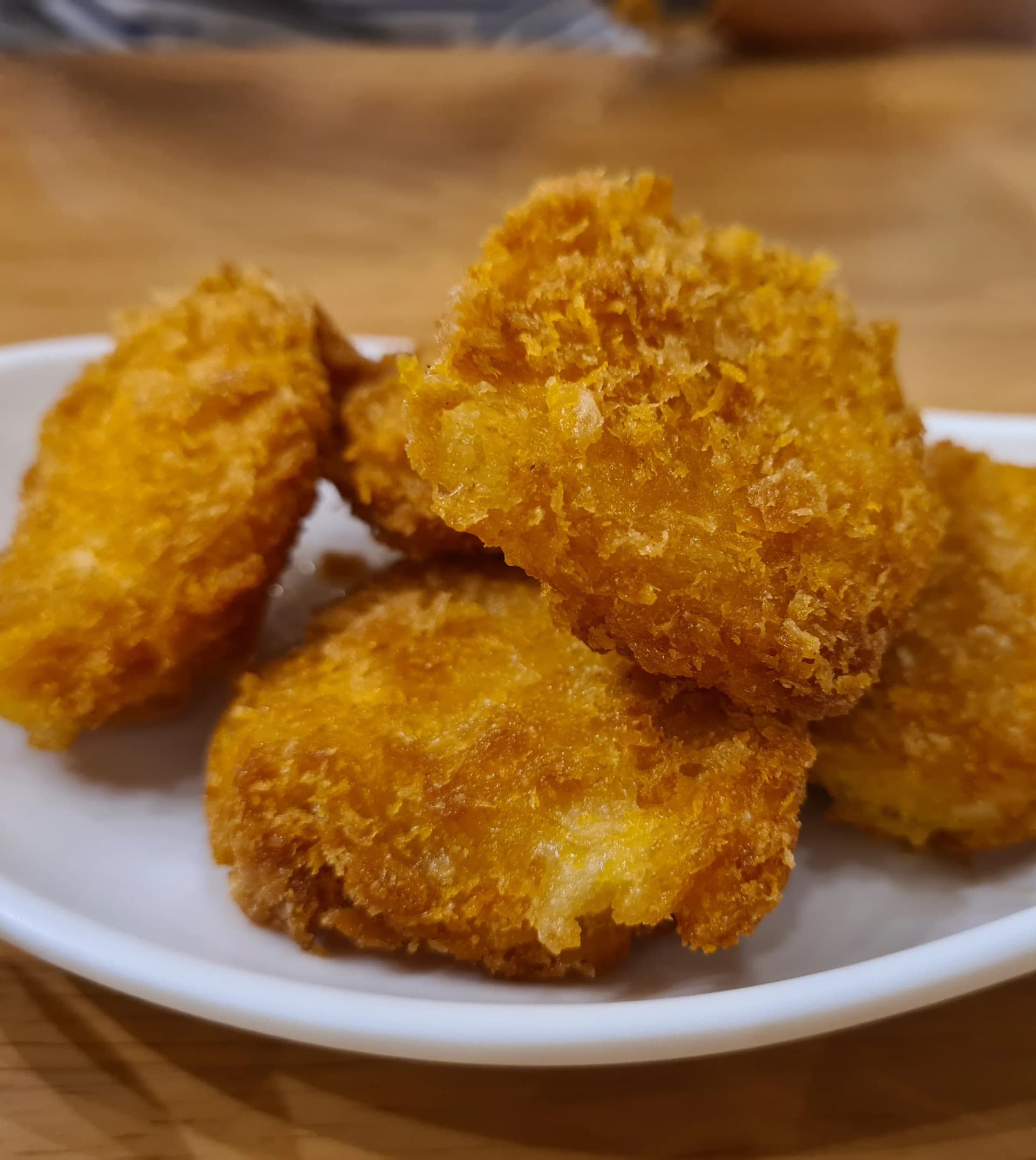 두툼한 새우튀김 패티 형태의 텃만꿍