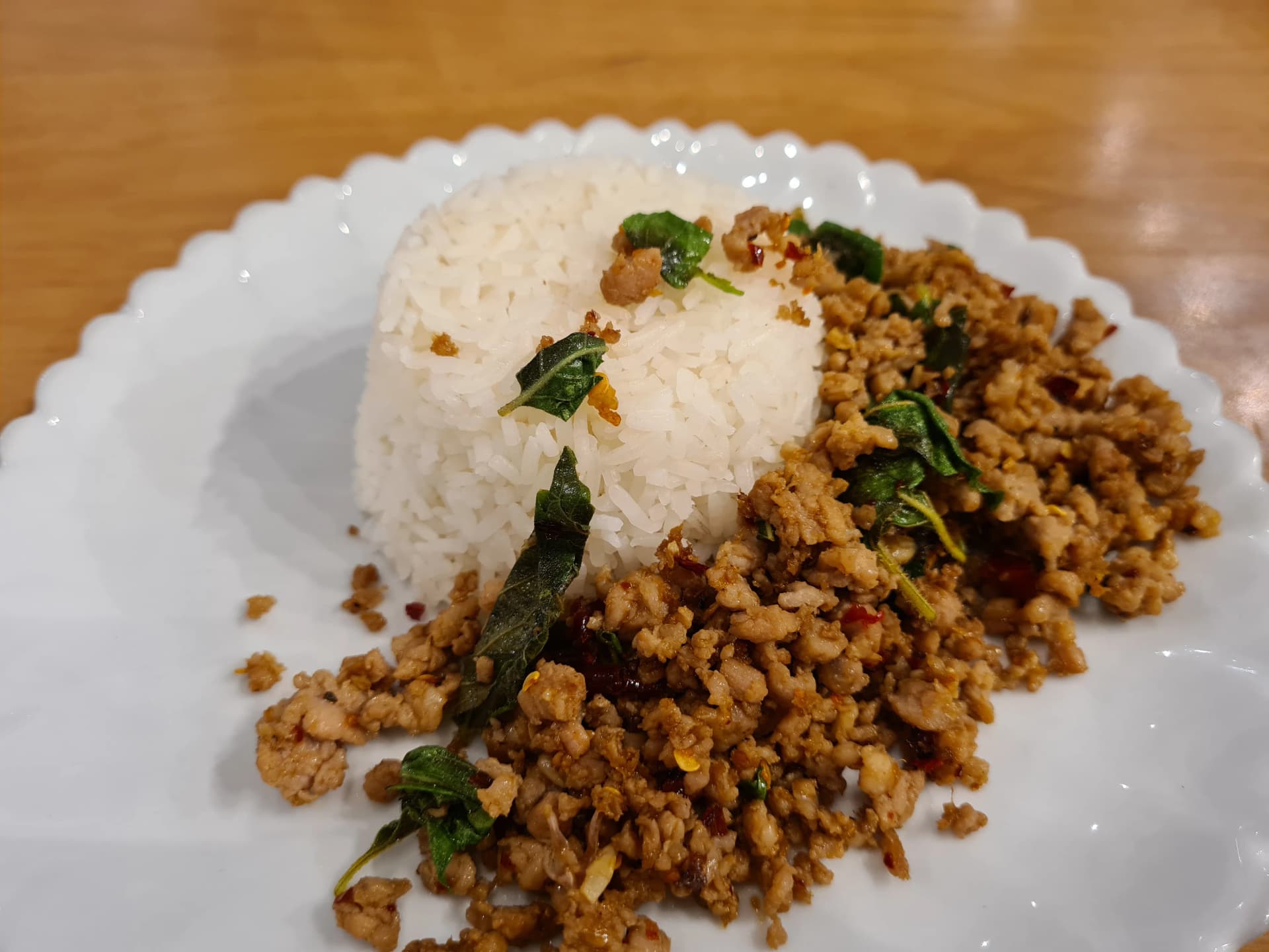 팟까파오 무쌉이 담긴 접시의 전체 모습