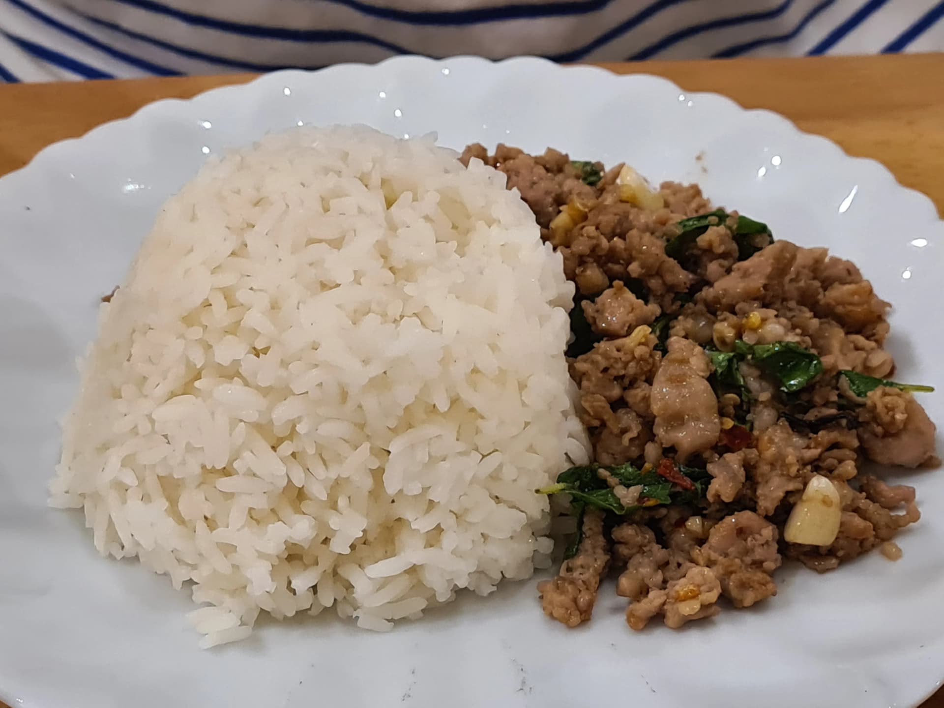 다진 돼지고기와 까파오 잎이 보이는 팟까파오 무쌉