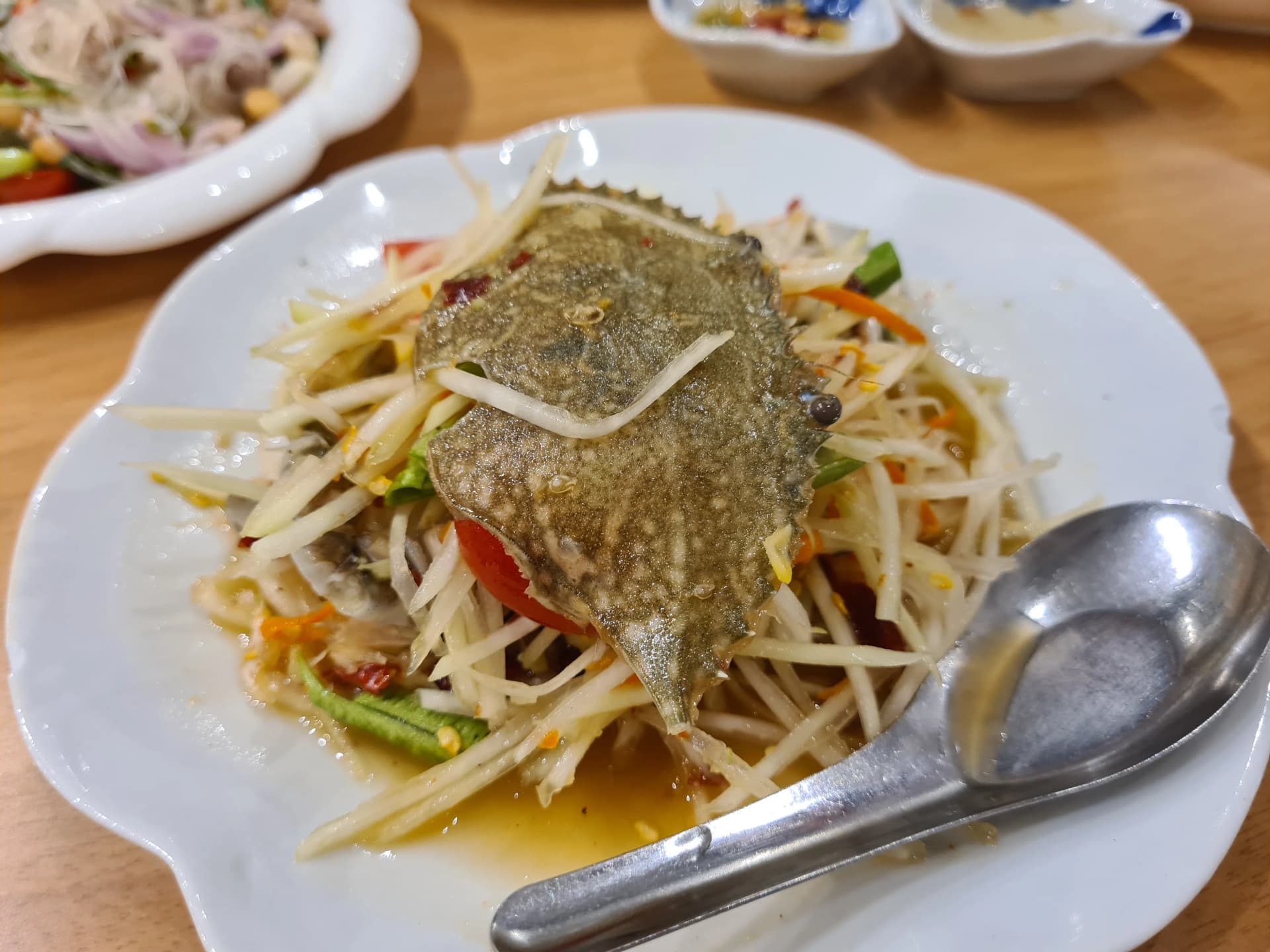 게와 양념이 들어간 쏨땀 뿌빨라