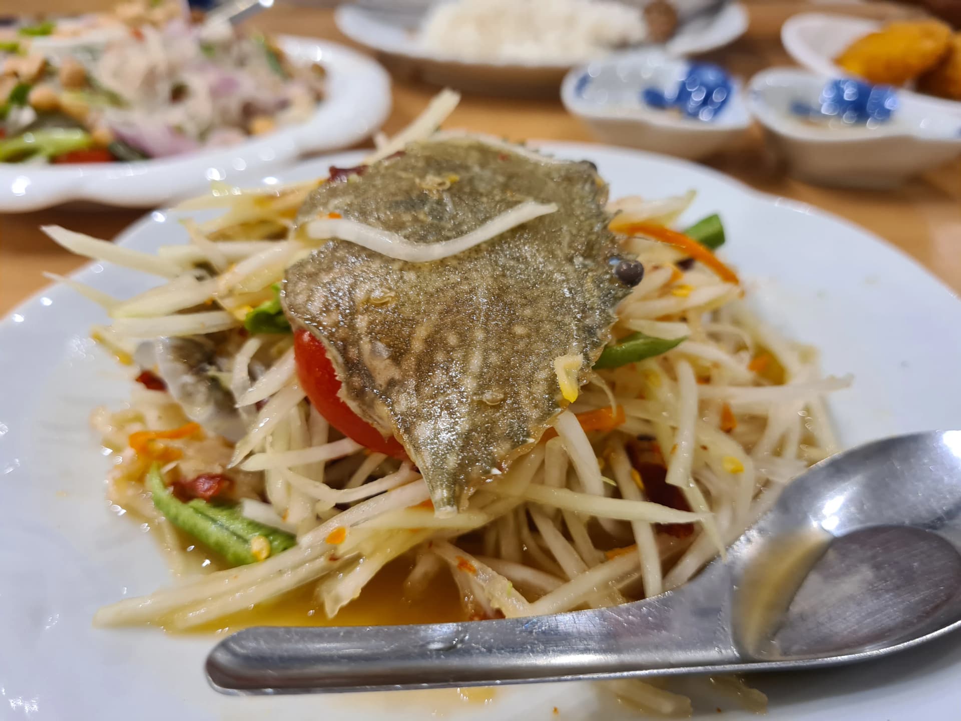 파파야 채와 토마토가 보이는 쏨땀 뿌빨라