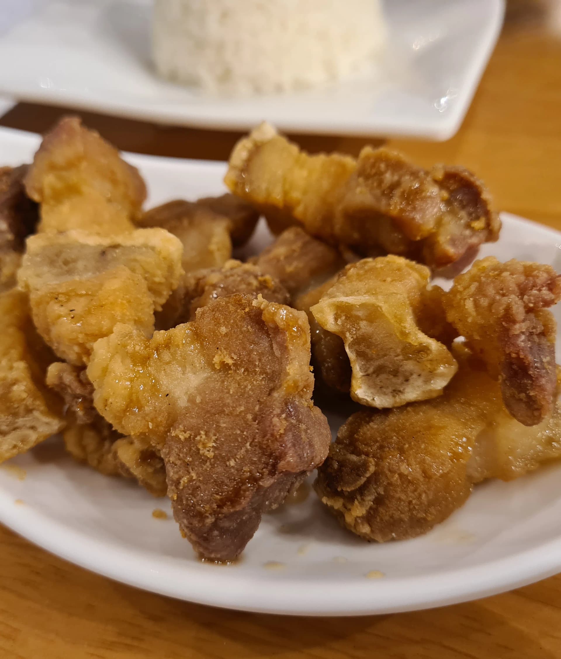 바삭하게 튀겨낸 돼지고기 튀김 메뉴