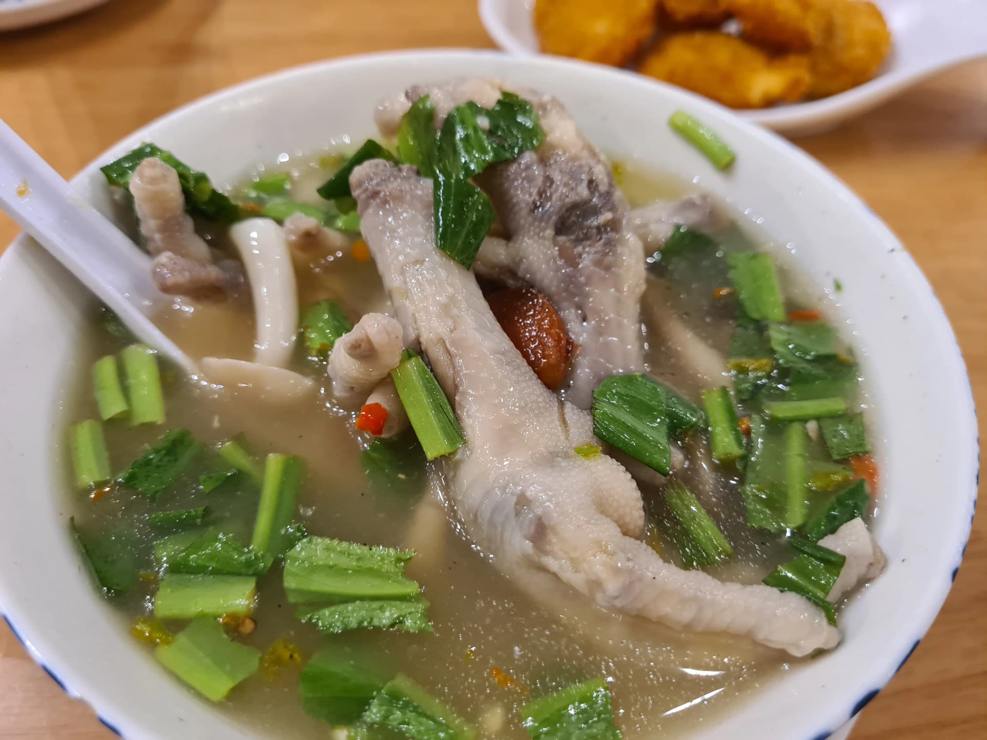 닭발이 들어간 매운 국물요리