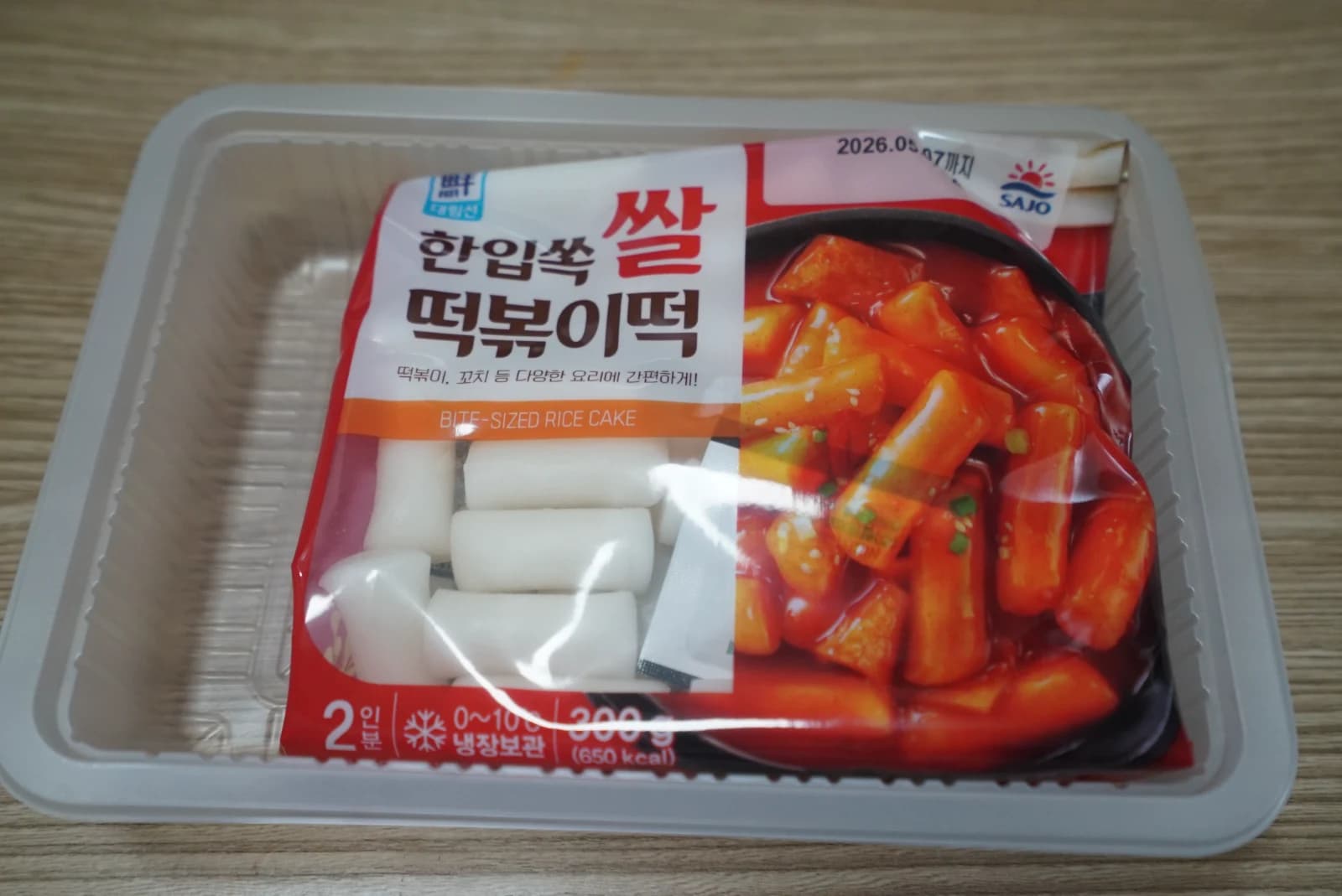 Kinyitott Daerimseon tteokbokki csomag tartalma átlátszó tálkában