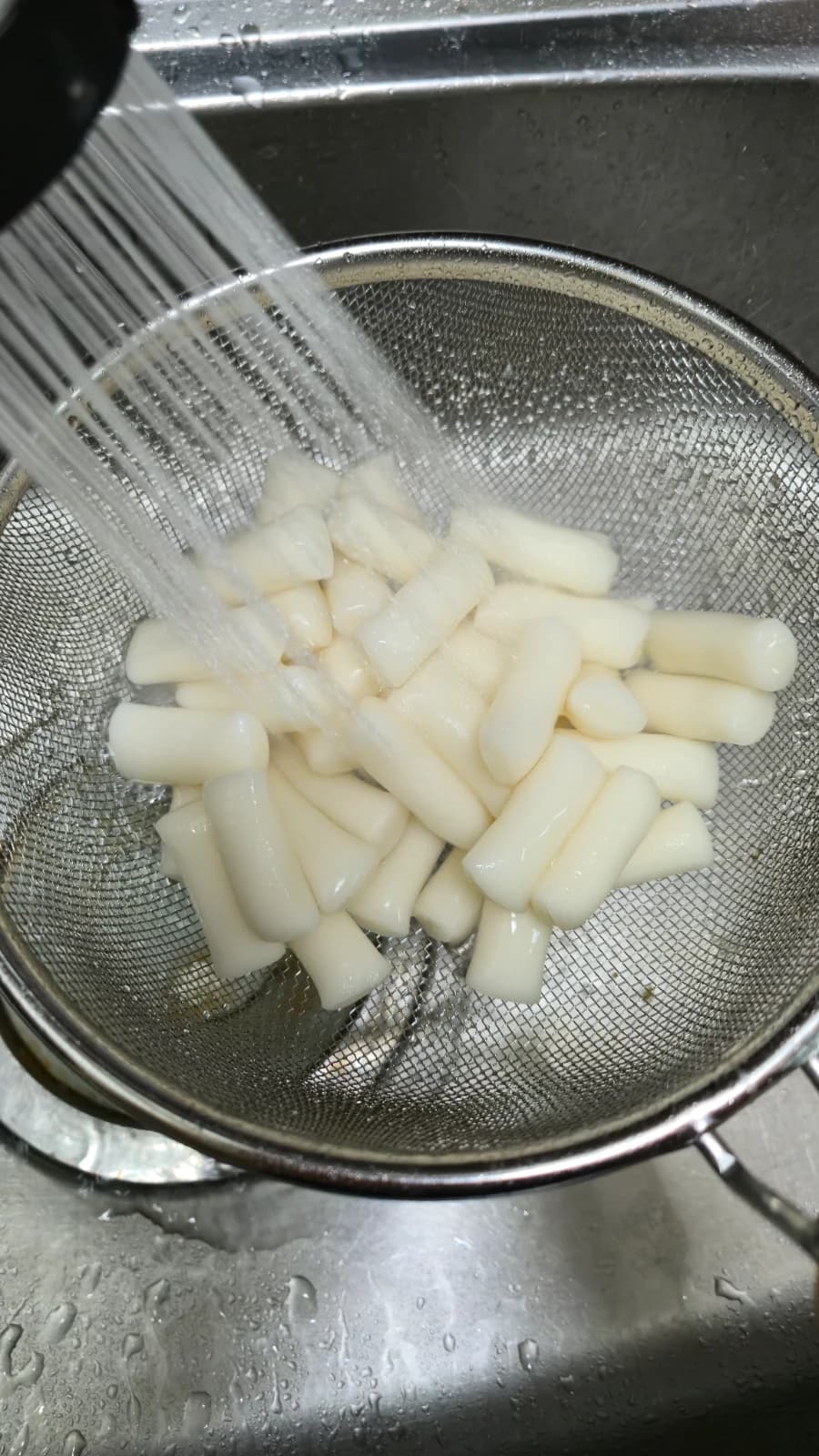 Folyó víz alatt öblített tteokbokki tészta