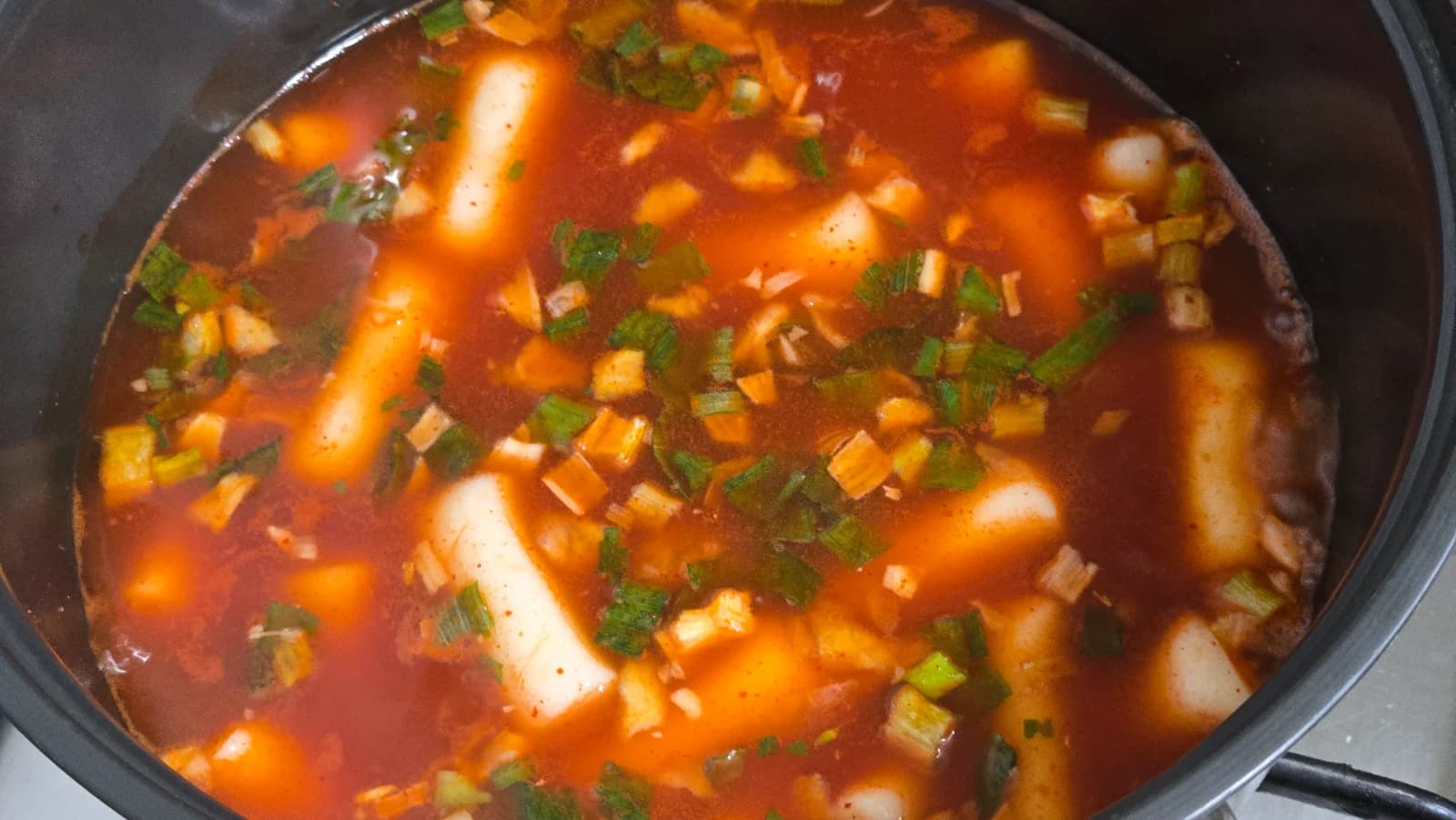 Bugyborékolva forró leveses tteokbokki