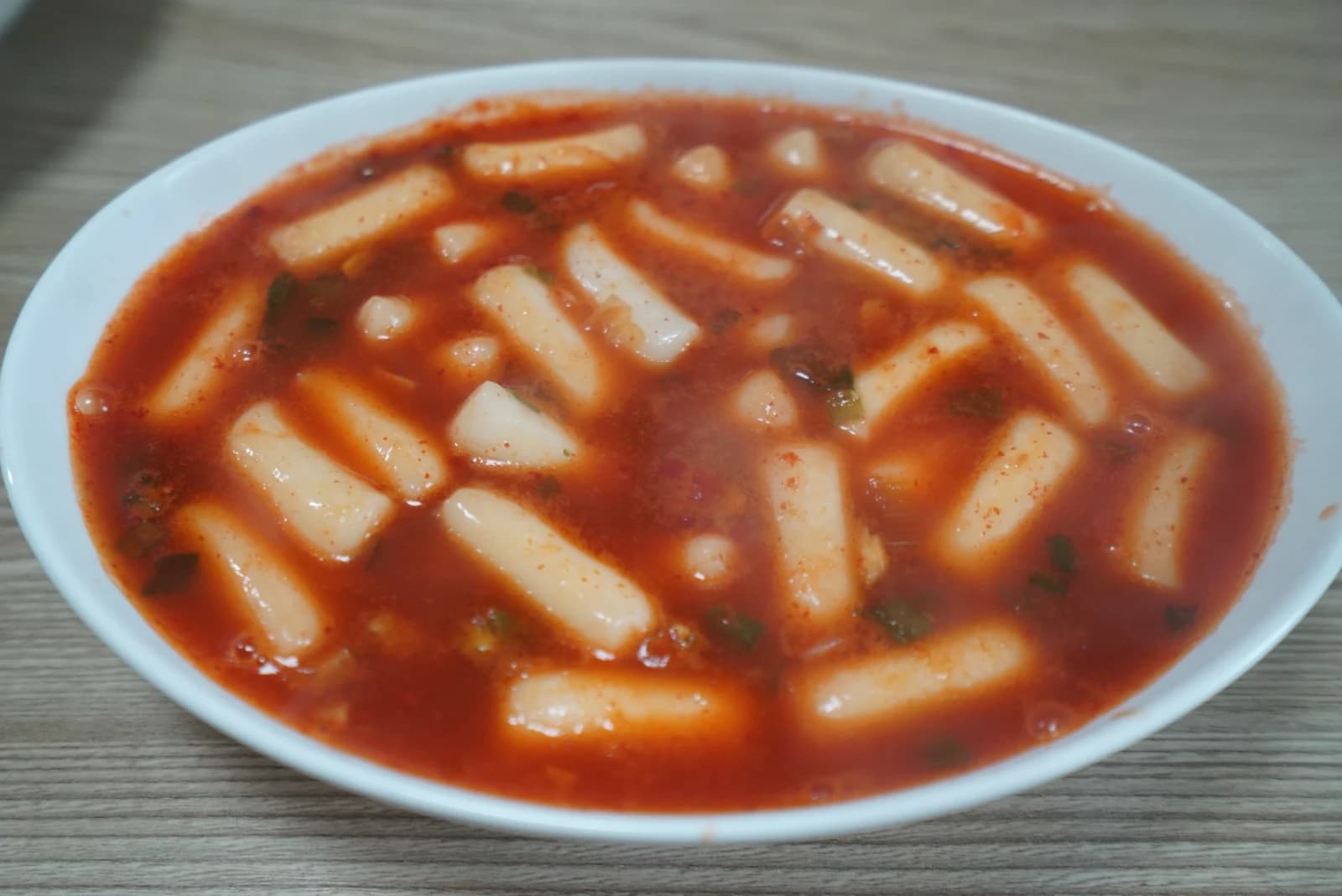 Tányérra szedett kész Daerimseon leveses tteokbokki