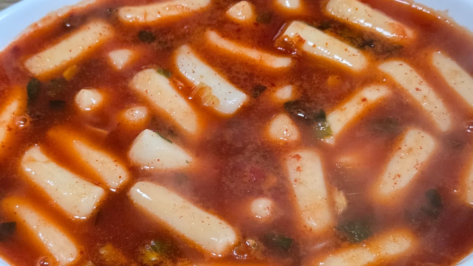 Piros tteokbokki leves közelkép