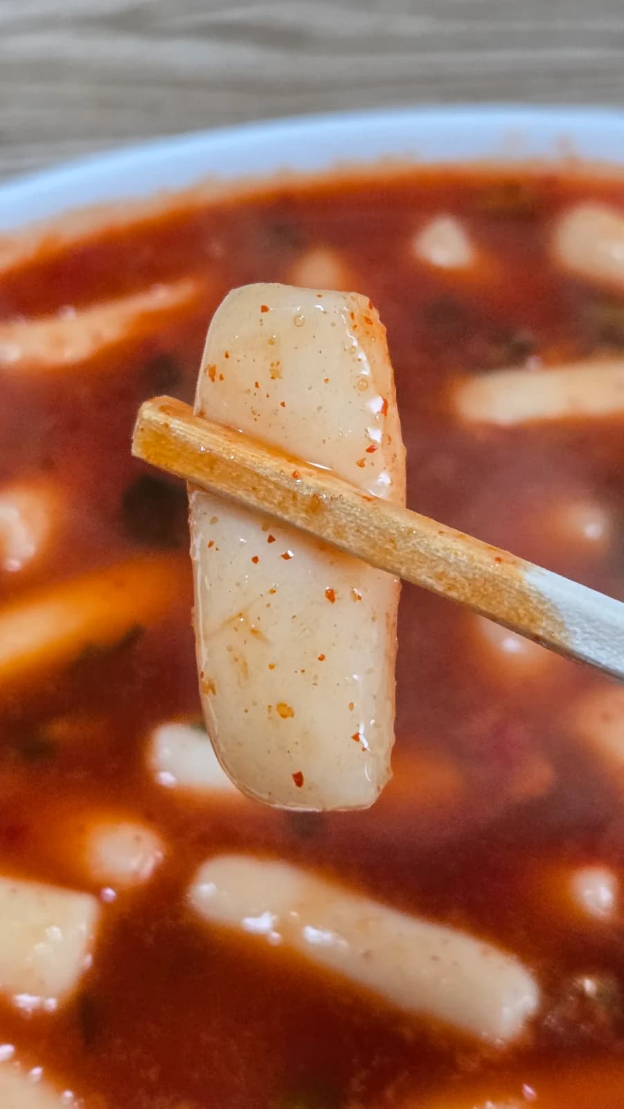 Pálcikával felemelt rágós rizstészta gochujang szószban