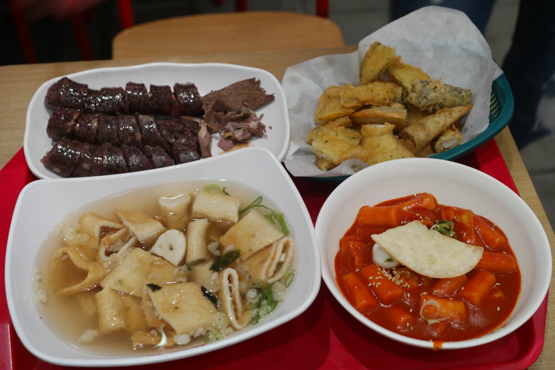 صينية حمرا فيها توكبوكي وسوندي ومقالي وأودينغ سيت وجبة شارع كورية كاملة