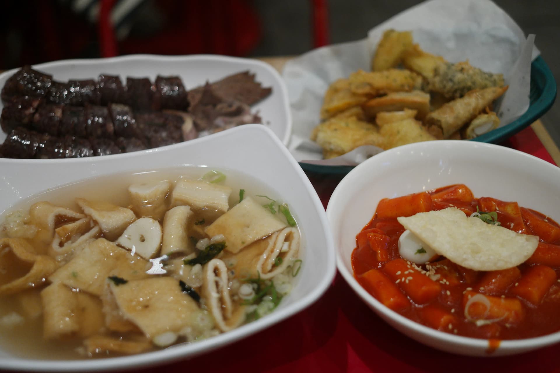 سيت التوكسونتويو من زاوية ثانية على طاولة محل بونسيك كوري