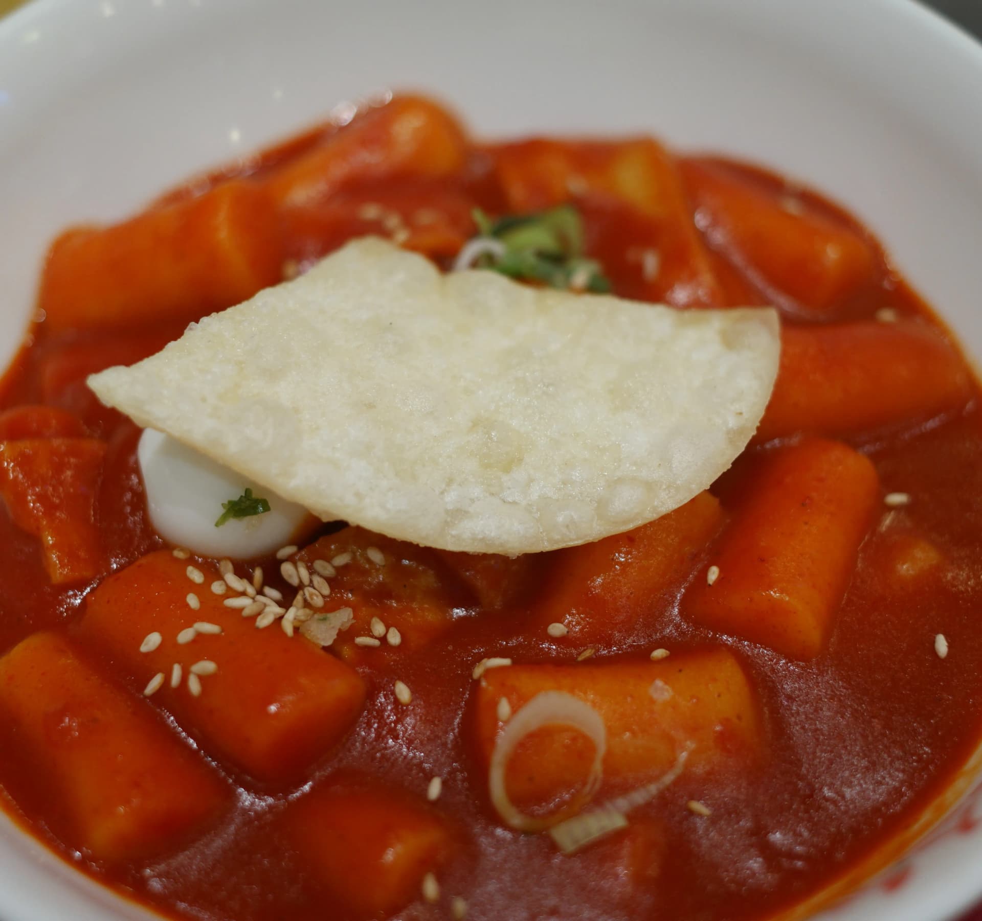 كلوز أب لكعك أرز توكبوكي مغطى بصوص الكوتشوجانغ الأحمر الحار