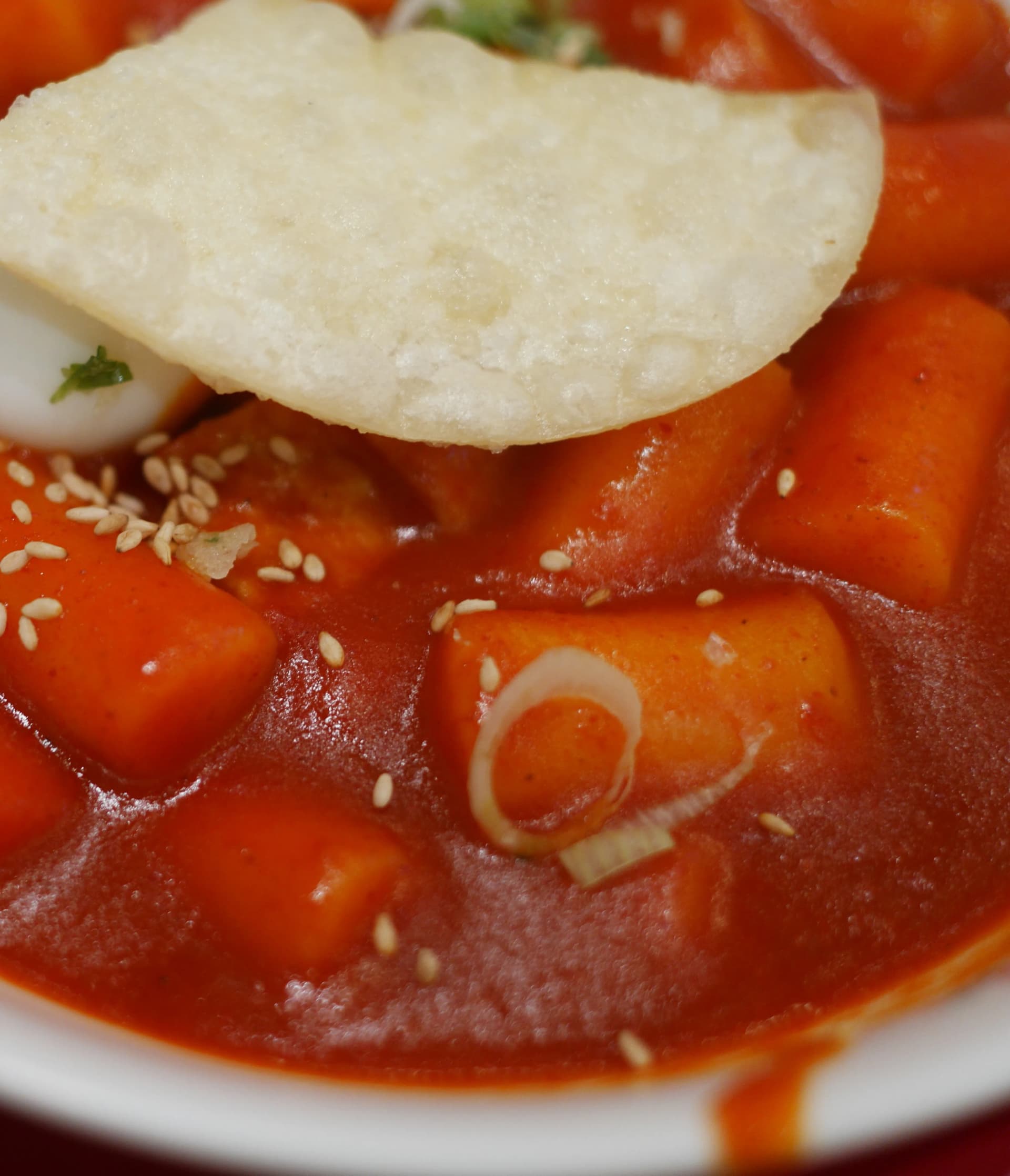 صوص كوتشوجانغ كثيف يغلف كعك الأرز بالتوكبوكي الحار