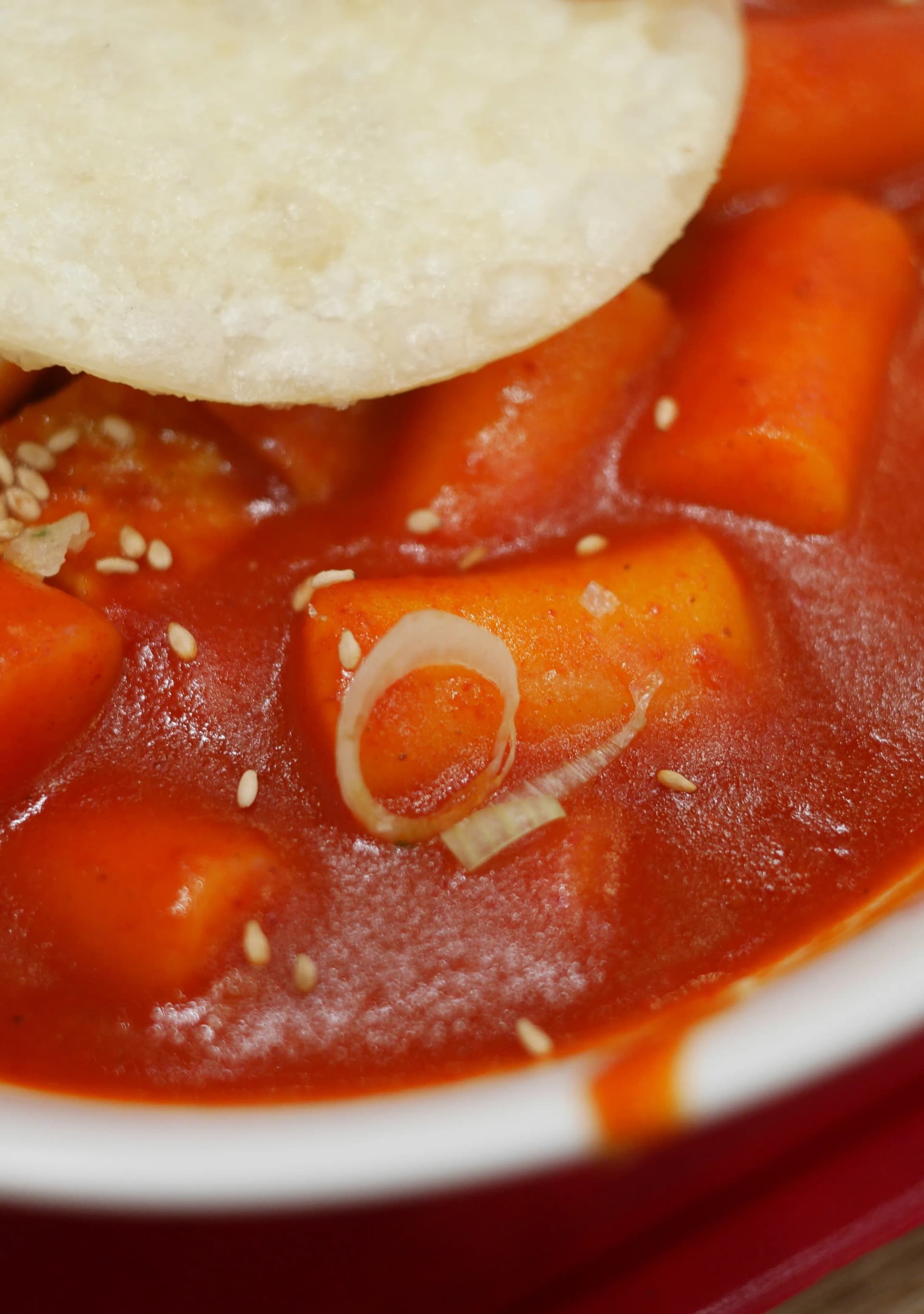 كلوز أب لقطعة توكبوكي ممسوكة بالعيدان الكورية