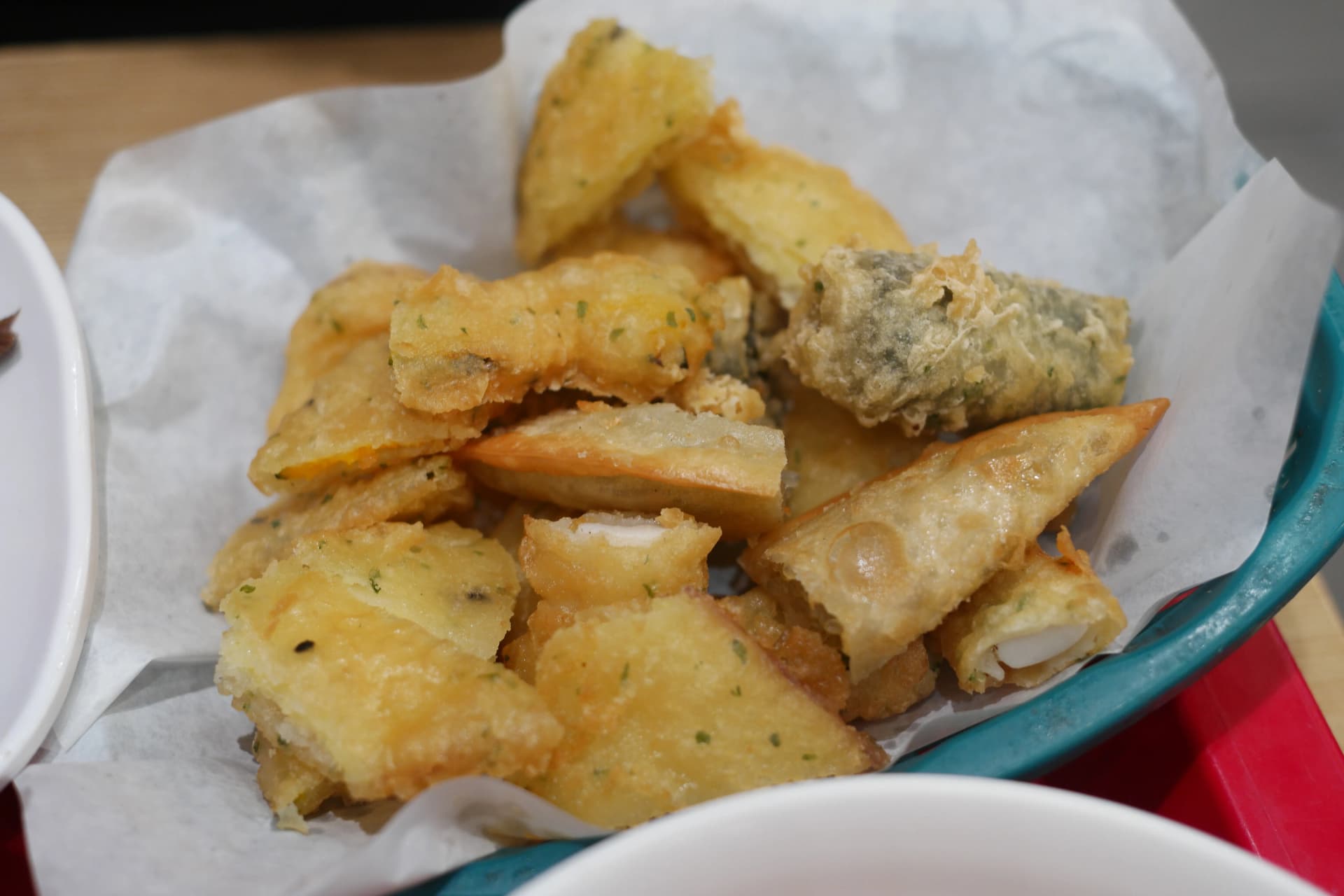 سلة مقالي كورية مقرمشة فيها ماندو مقلي وحبار مقلي من محل بونسيك