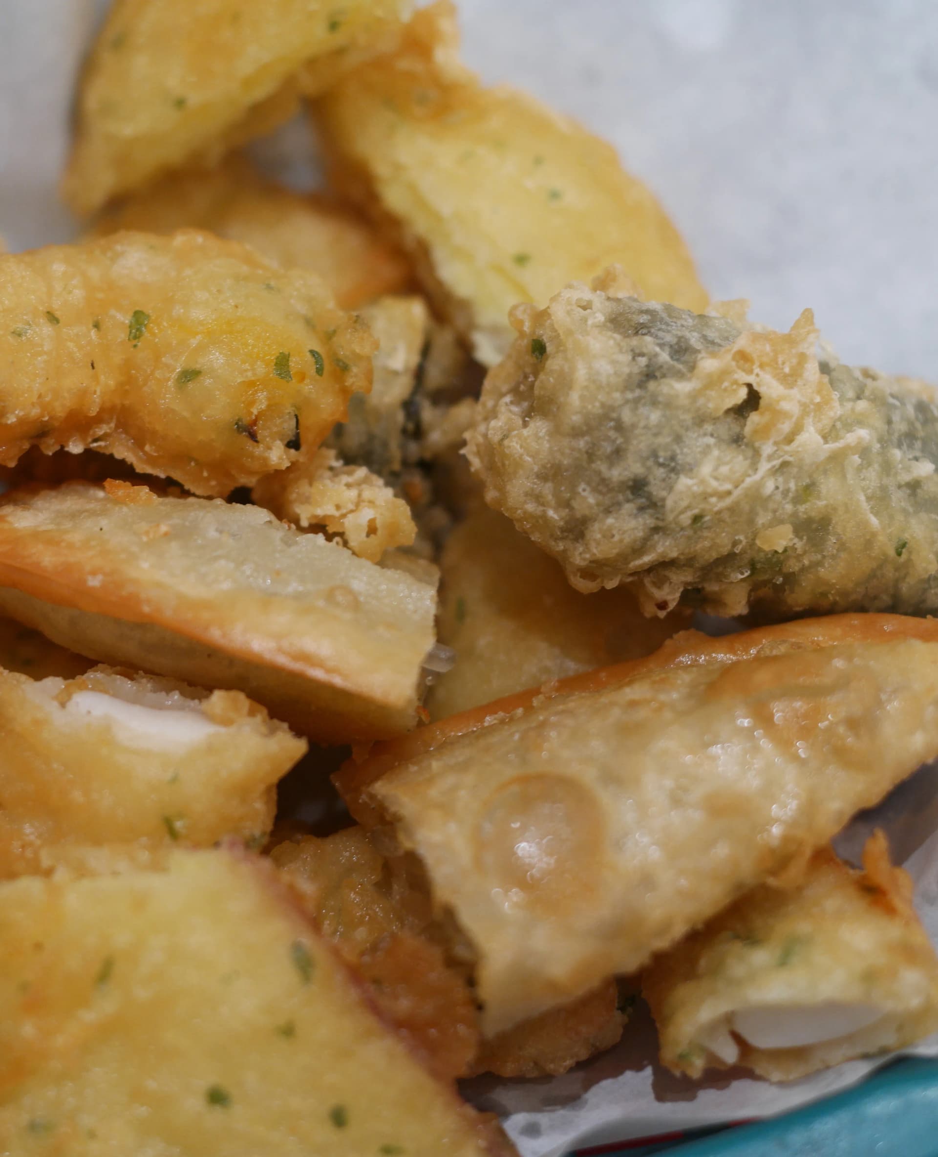 كلوز أب للفائف النوري المقلية كيممالي يبين المقطع الداخلي فيه نودلز زجاجية