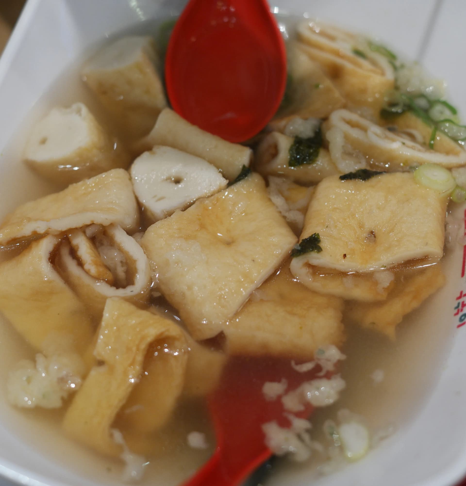 مرق أودينغ صافي فيه كعك سمك كوري بمحل بونسيك