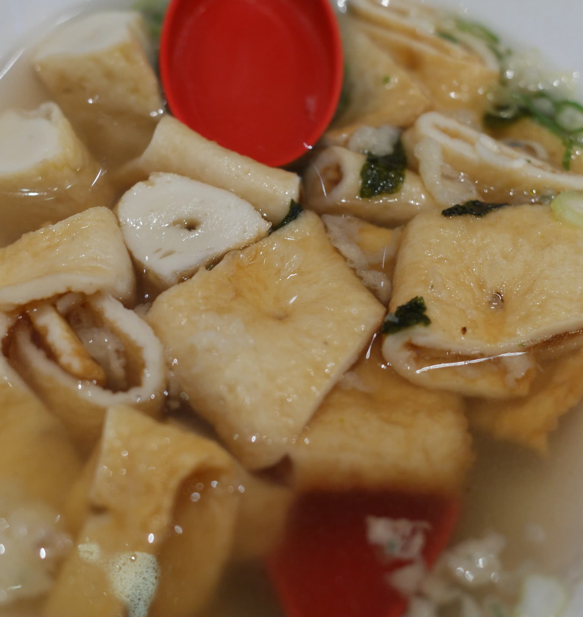 أنواع أودينغ مختلفة الأشكال مربعة وملفوفة ودائرية على عيدان بالمرق الصافي