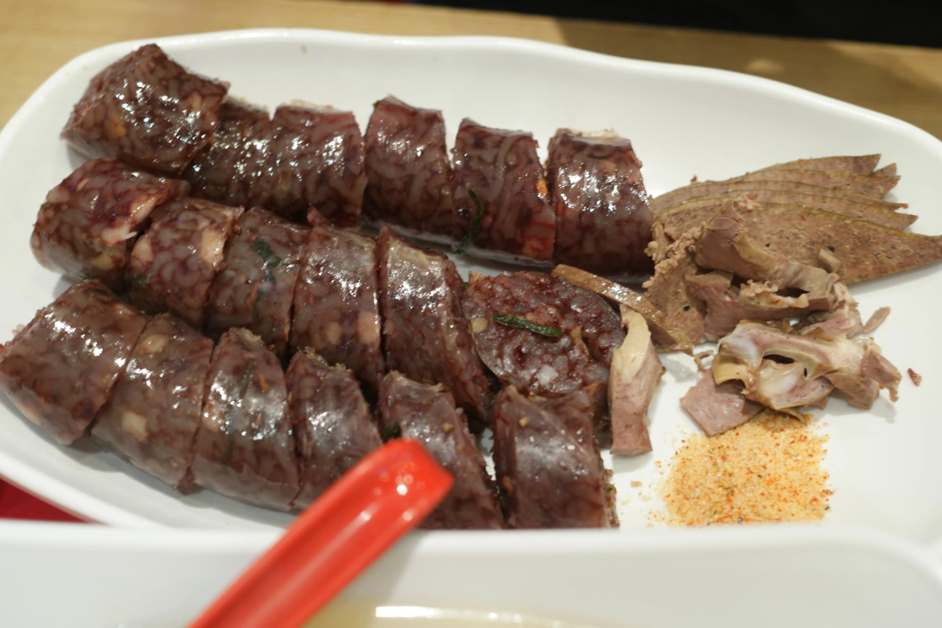 صحن سوندي مقطع شرائح مع كبدة وأحشاء وصوص ملح بالفلفل الأحمر