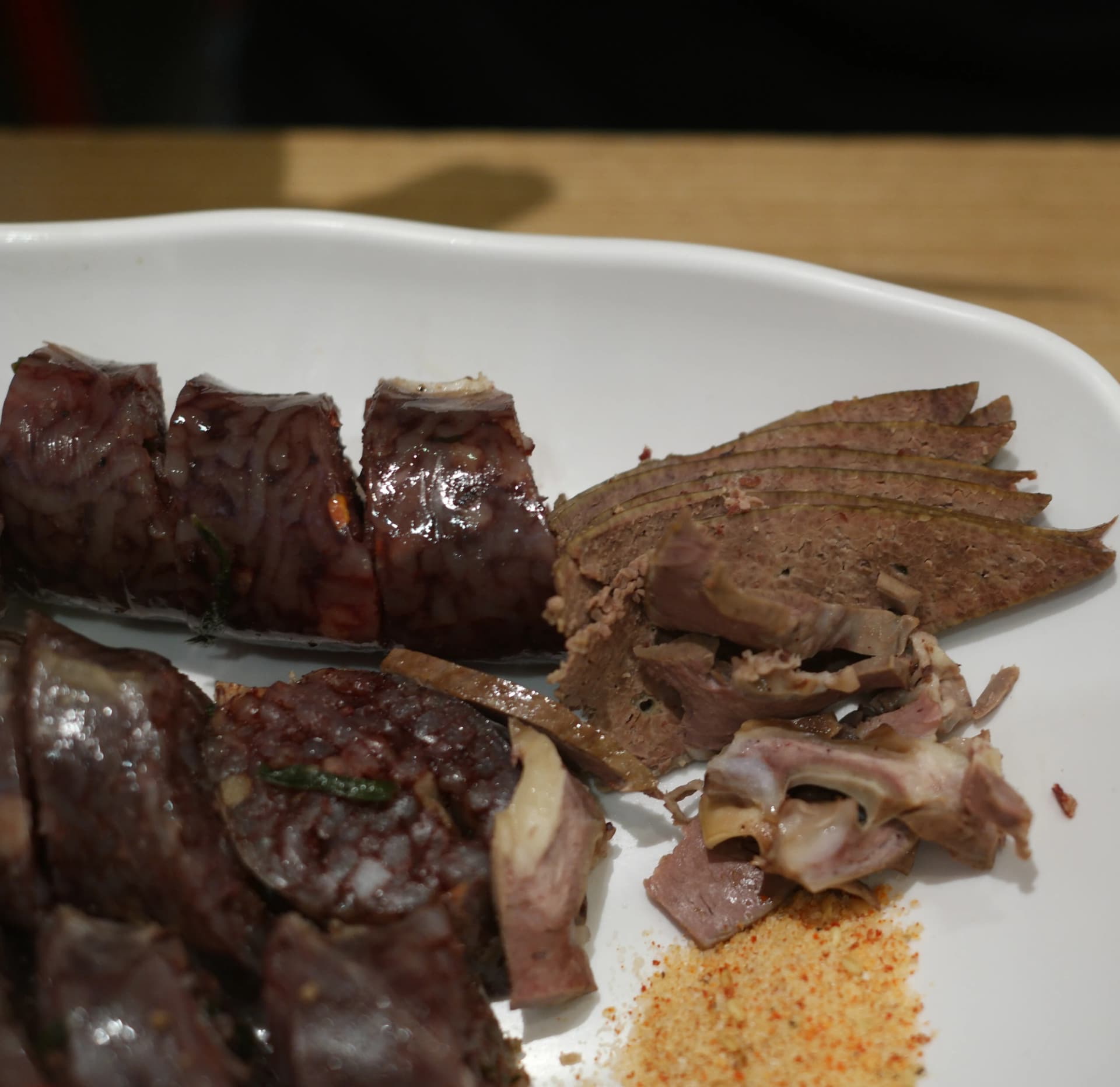 كلوز أب لقطعة سوندي ممسوكة بالعيدان الكورية