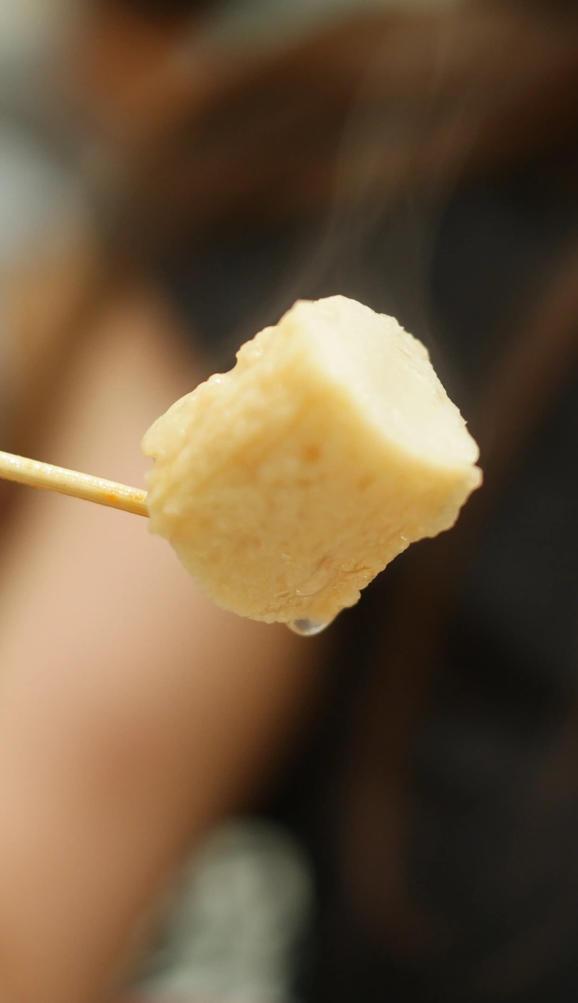 أودينغ على عود أسنان مرفوع من المرق الصافي