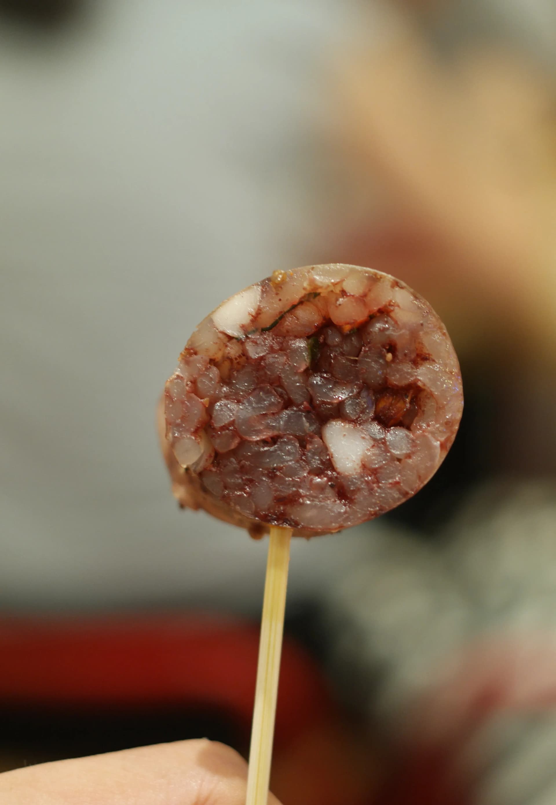 كلوز أب لمقطع سوندي يبين النودلز الزجاجية المحشية بالداخل بكثافة