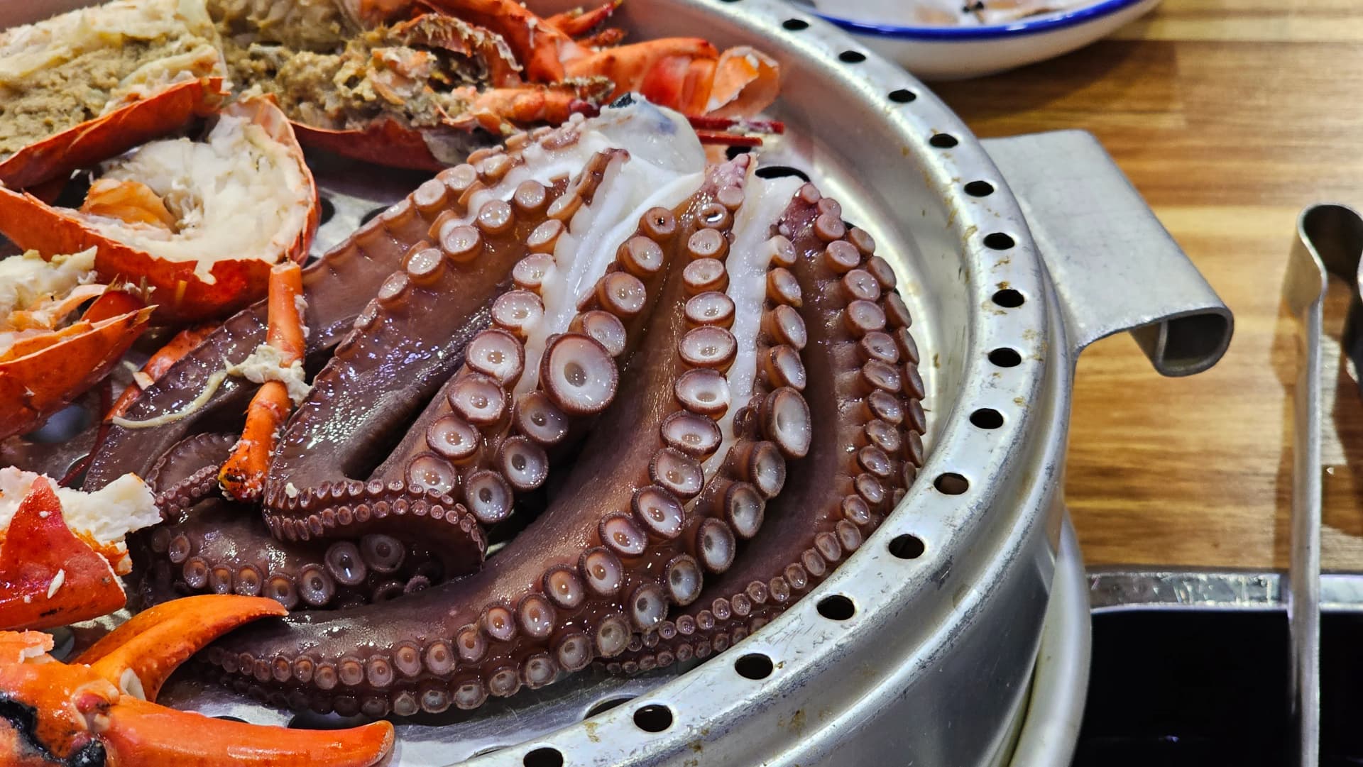 Primer plano de la carne de cola de langosta recién sacada de la vaporera, jugosa y tierna