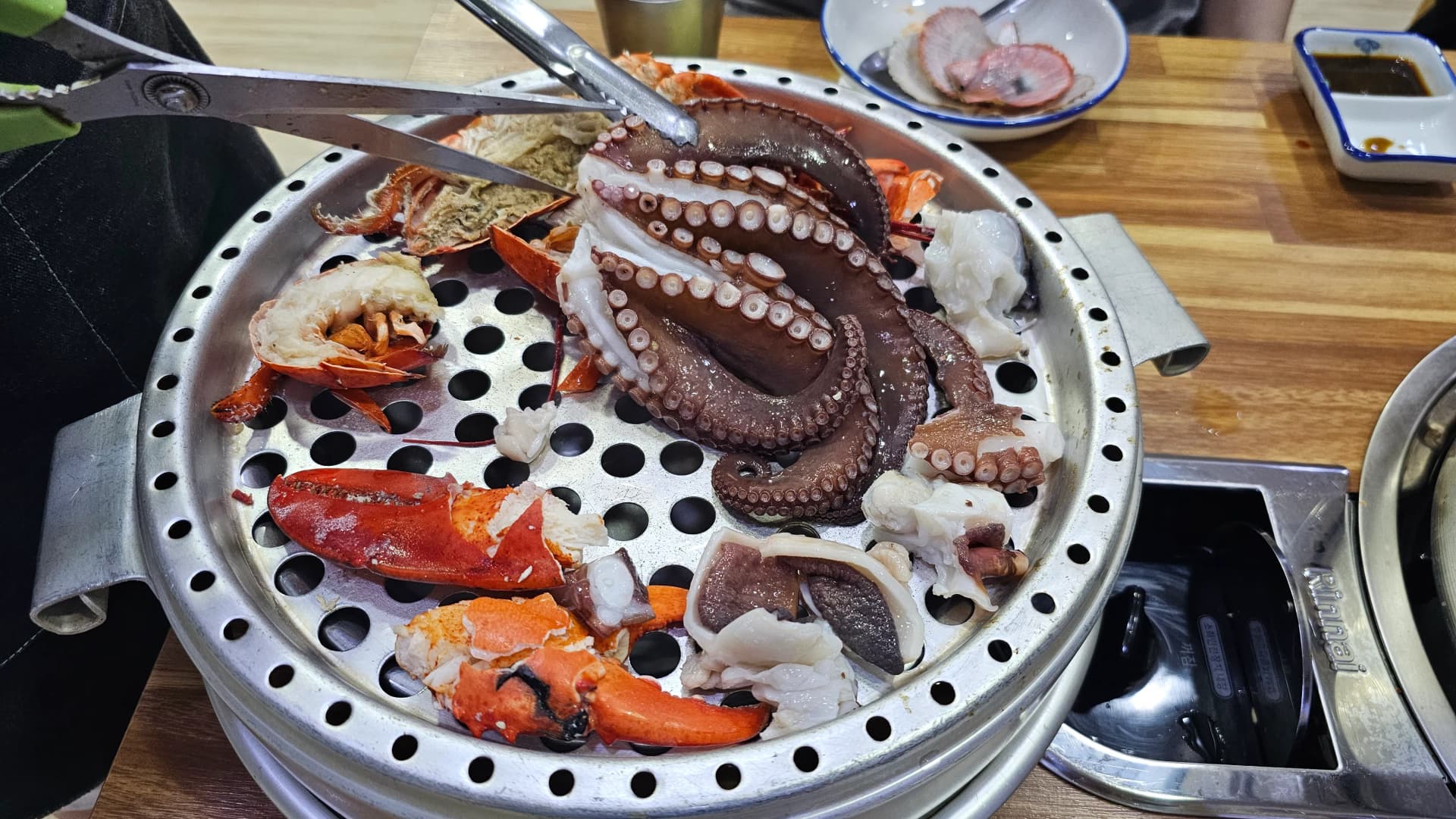 Personal del restaurante cortando el pulpo y la langosta con tijeras en porciones fáciles de comer