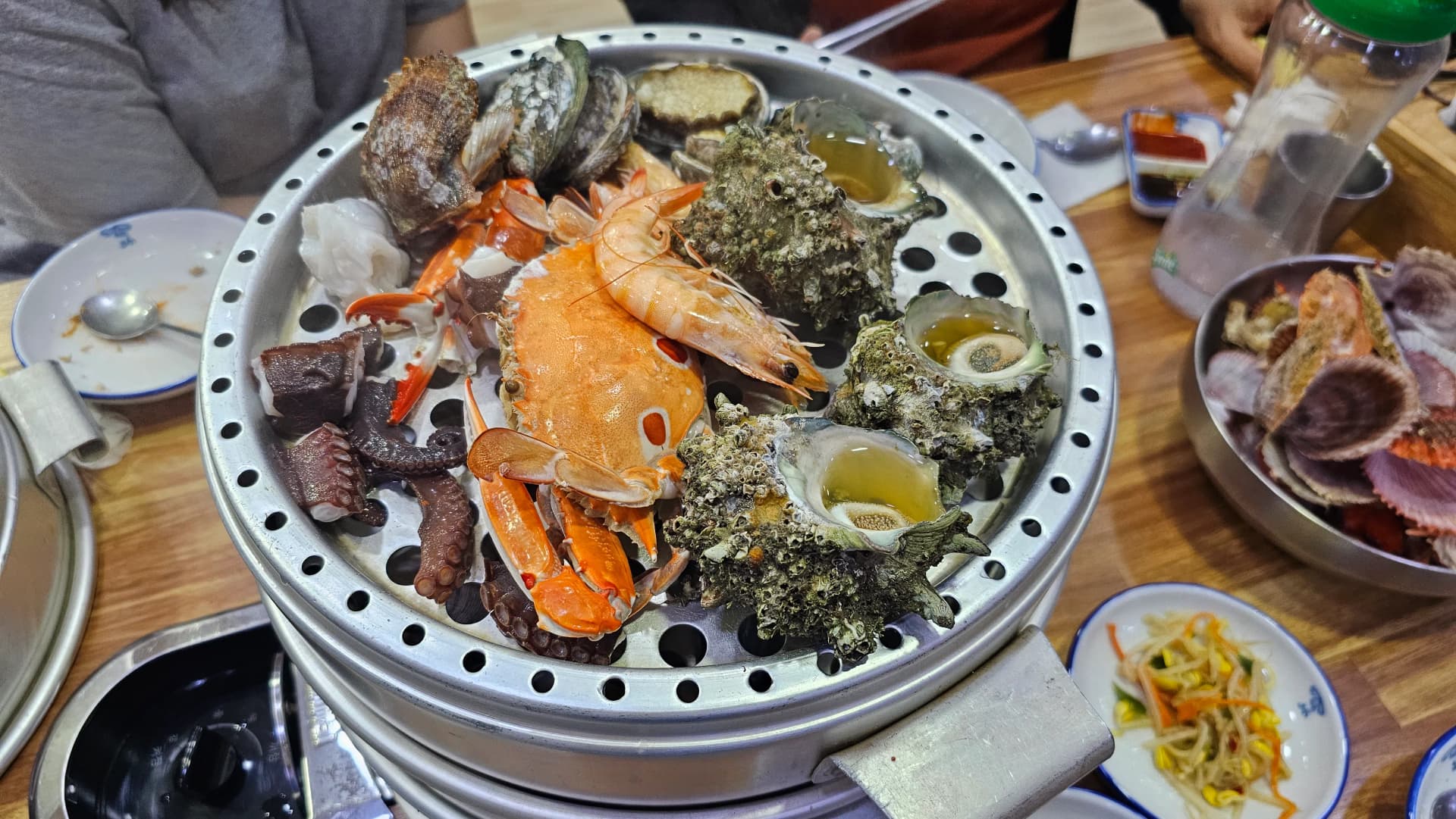 Tercer nivel de la vaporera con caracoles de mar, abulón, cangrejo azul y camarones juntos