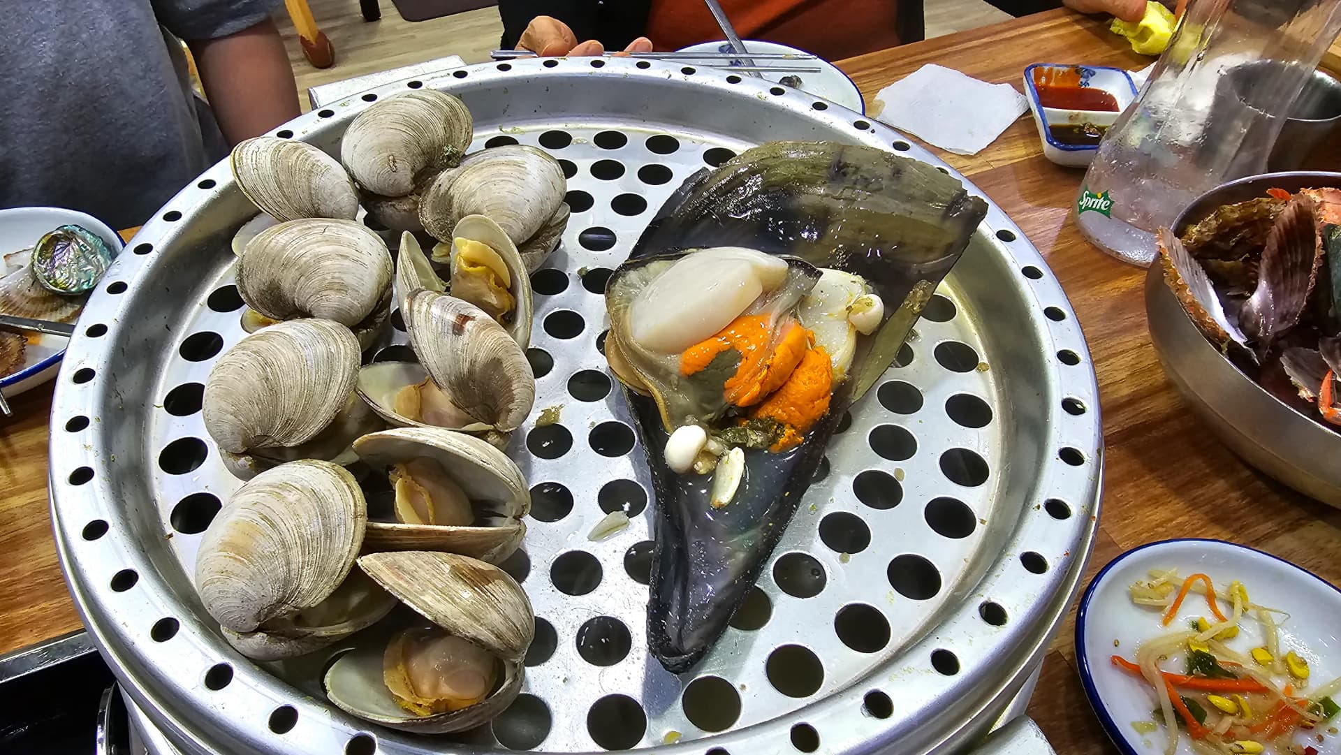 Cuarto nivel de la vaporera con almejas pluma y almejas venus al vapor