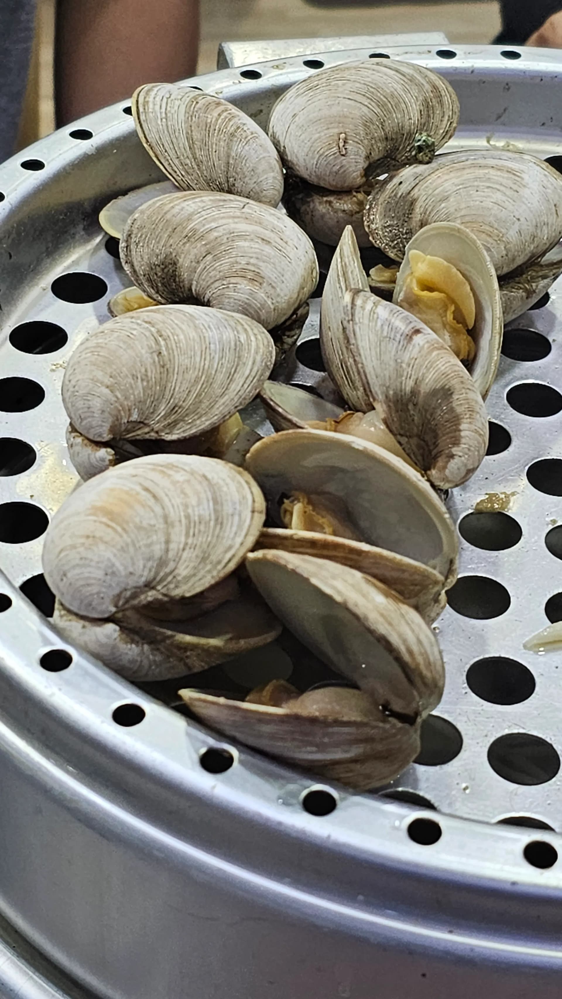 Montón de almejas venus al vapor con las conchas abiertas, listas para comer