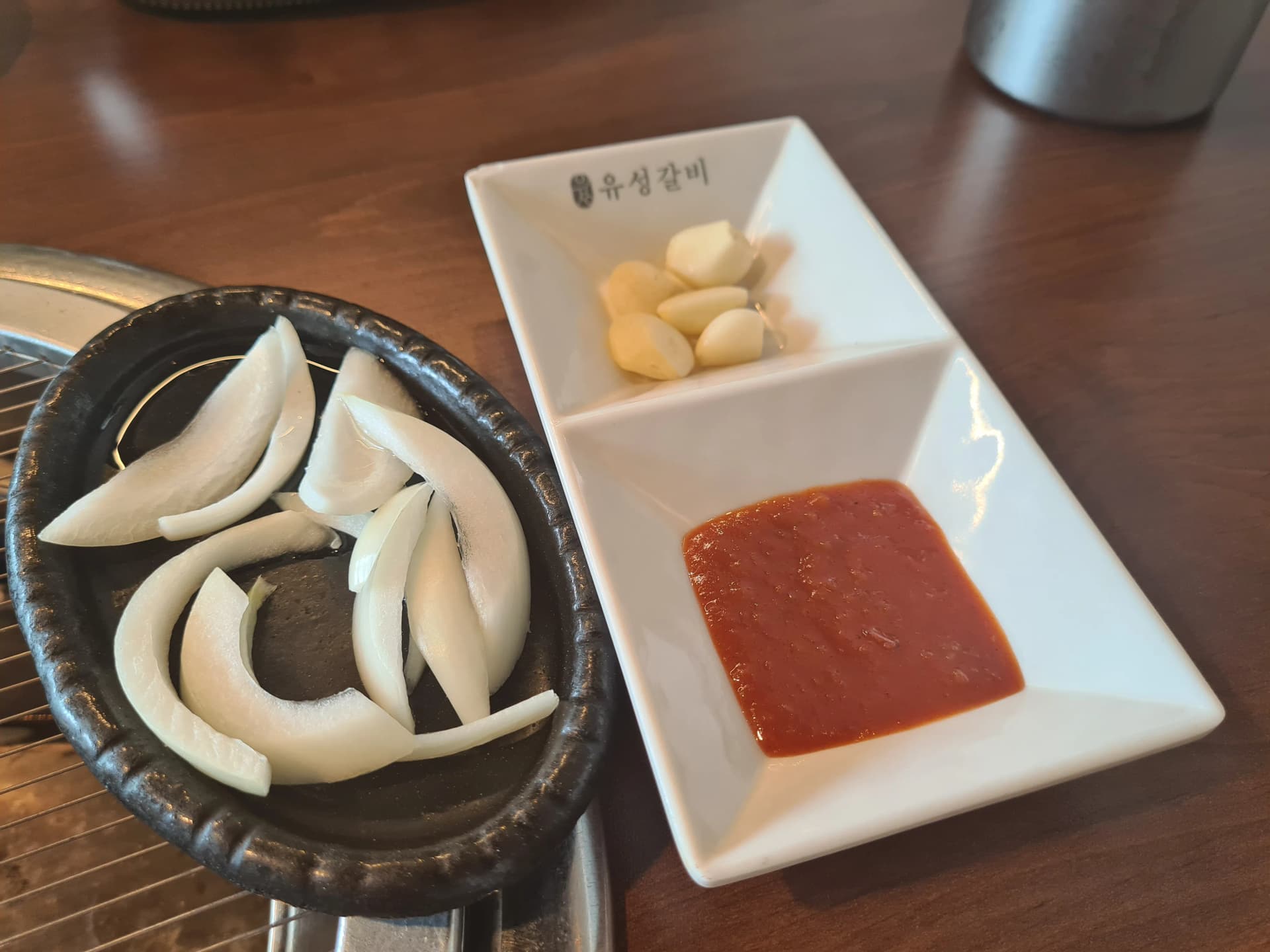 بصل وثوم وصلصة سامجانغ كورية — أساسيات طاولة شواء الريش على الفحم