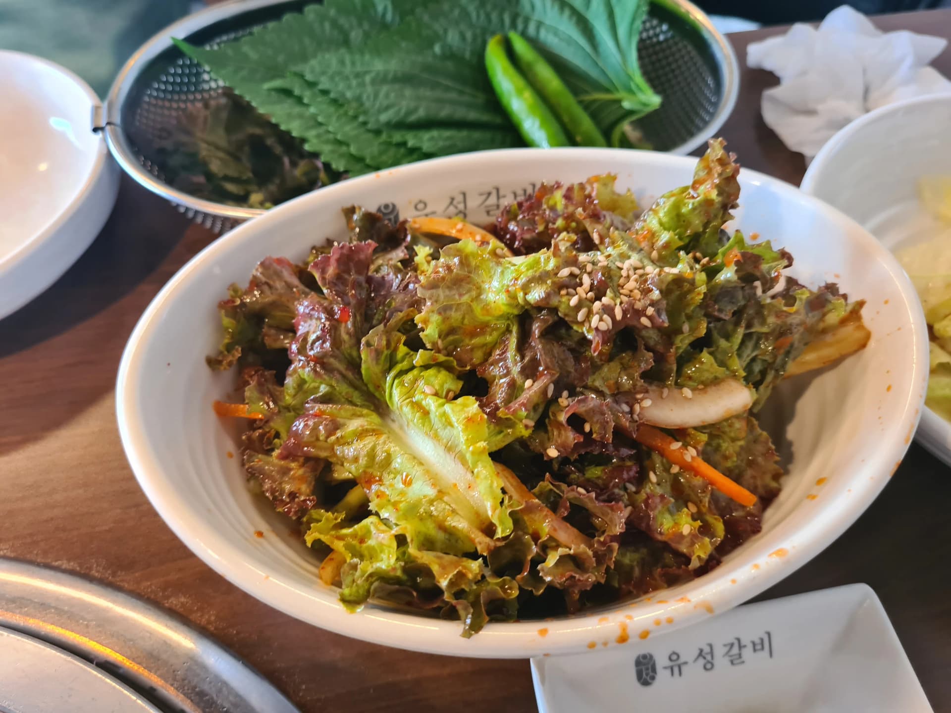 سلطة خس كورية متبّلة مع خس طازج وفلفل أخضر للفّ اللحم المشوي