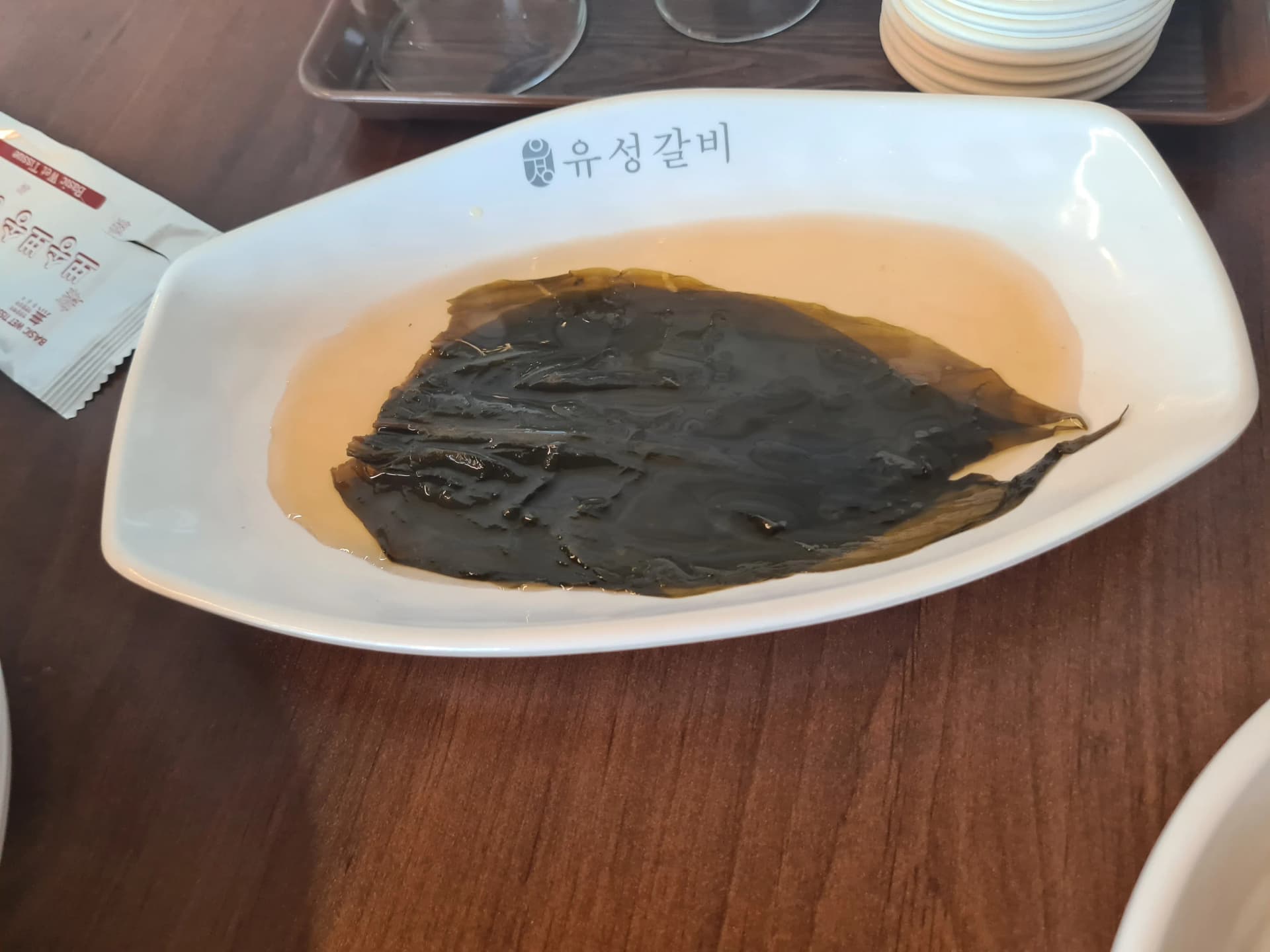 ميونغي نامول — أوراق ثوم بري مخللة بصلصة الصويا تُلفّ مع اللحم المشوي