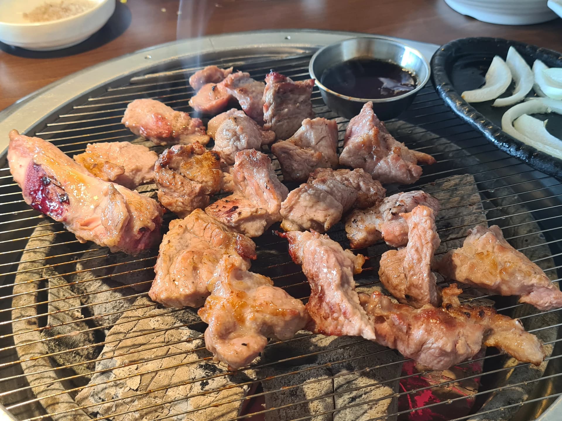 ريش لحم مشوية بنسبة ٦٠٪ نضج — السطح ناضج والداخل لا يزال وردياً