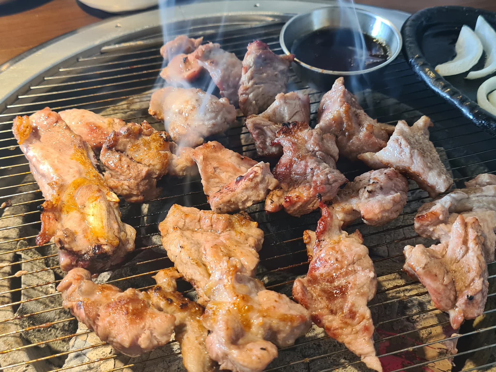 ريش لحم مشوية على الفحم بلون ذهبي محمّص — قريبة من الاكتمال مع رائحة الدخان