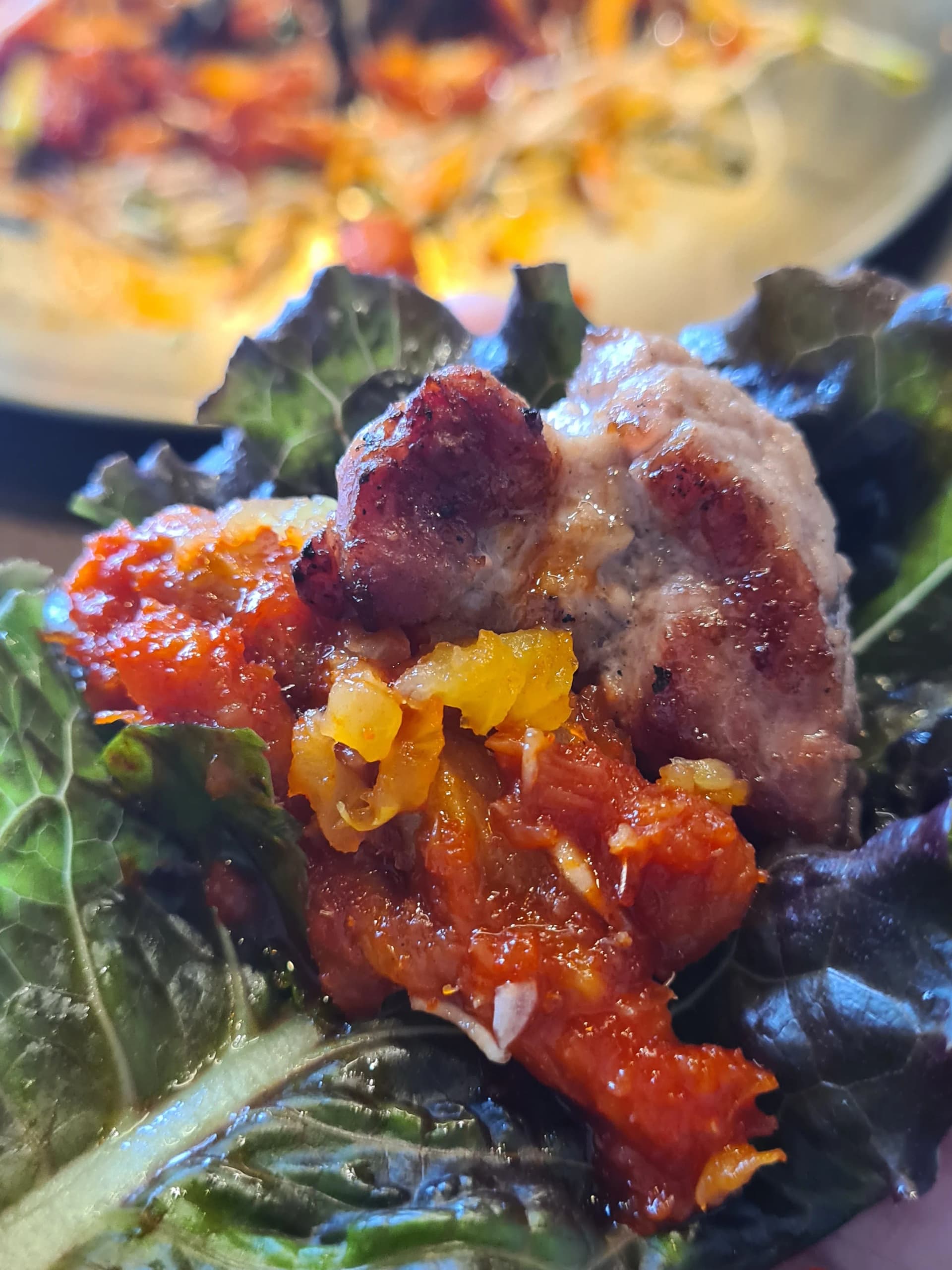 لقمة لحم مشوي ملفوفة بالخس مع سامجانغ وكيمتشي مقلي — طريقة أكل اللحم الكورية