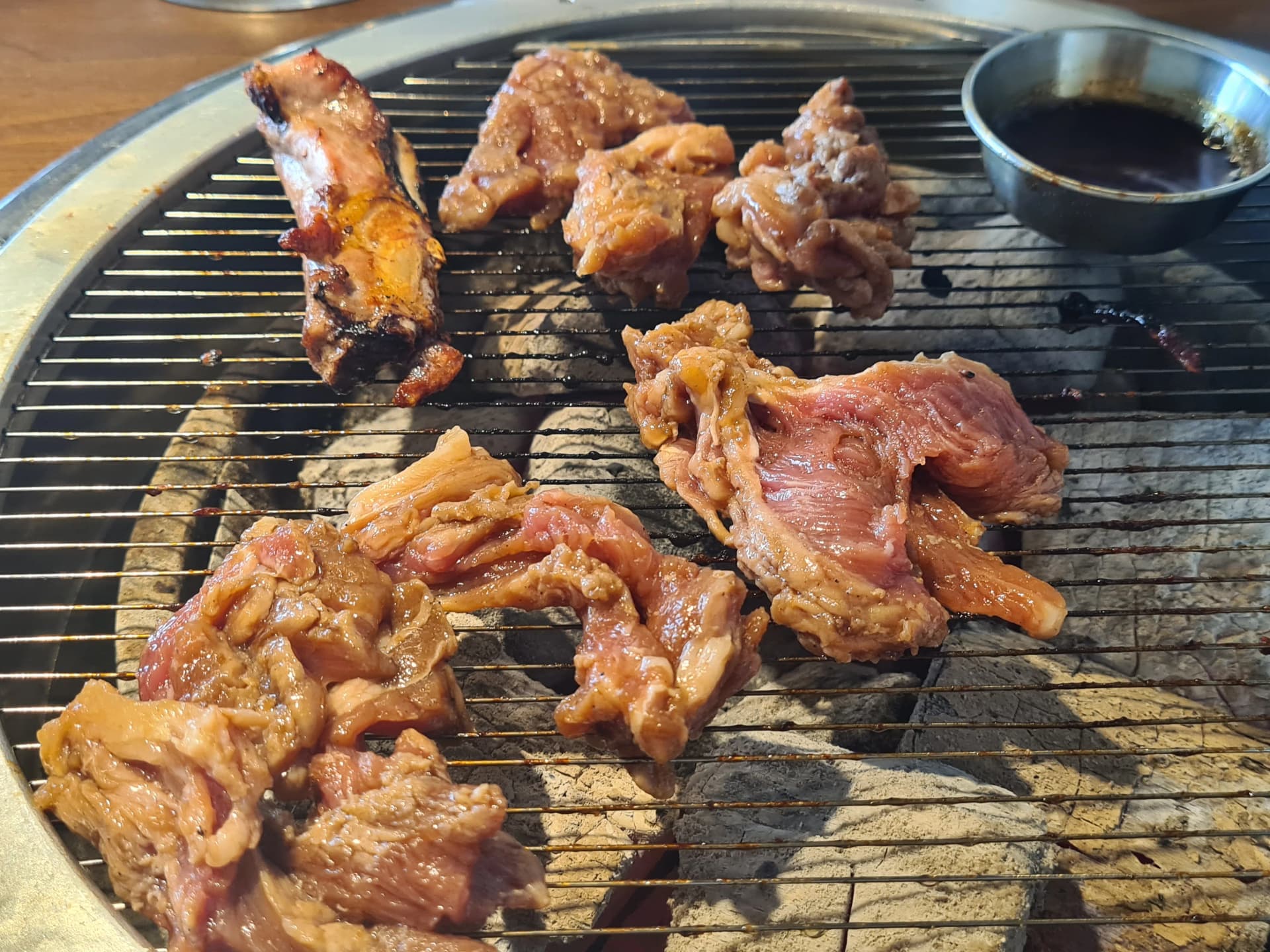 ريش لحم متبّلة بتتبيلة فواكه معتّقة ٤٨ ساعة توضع على شبكة الفحم