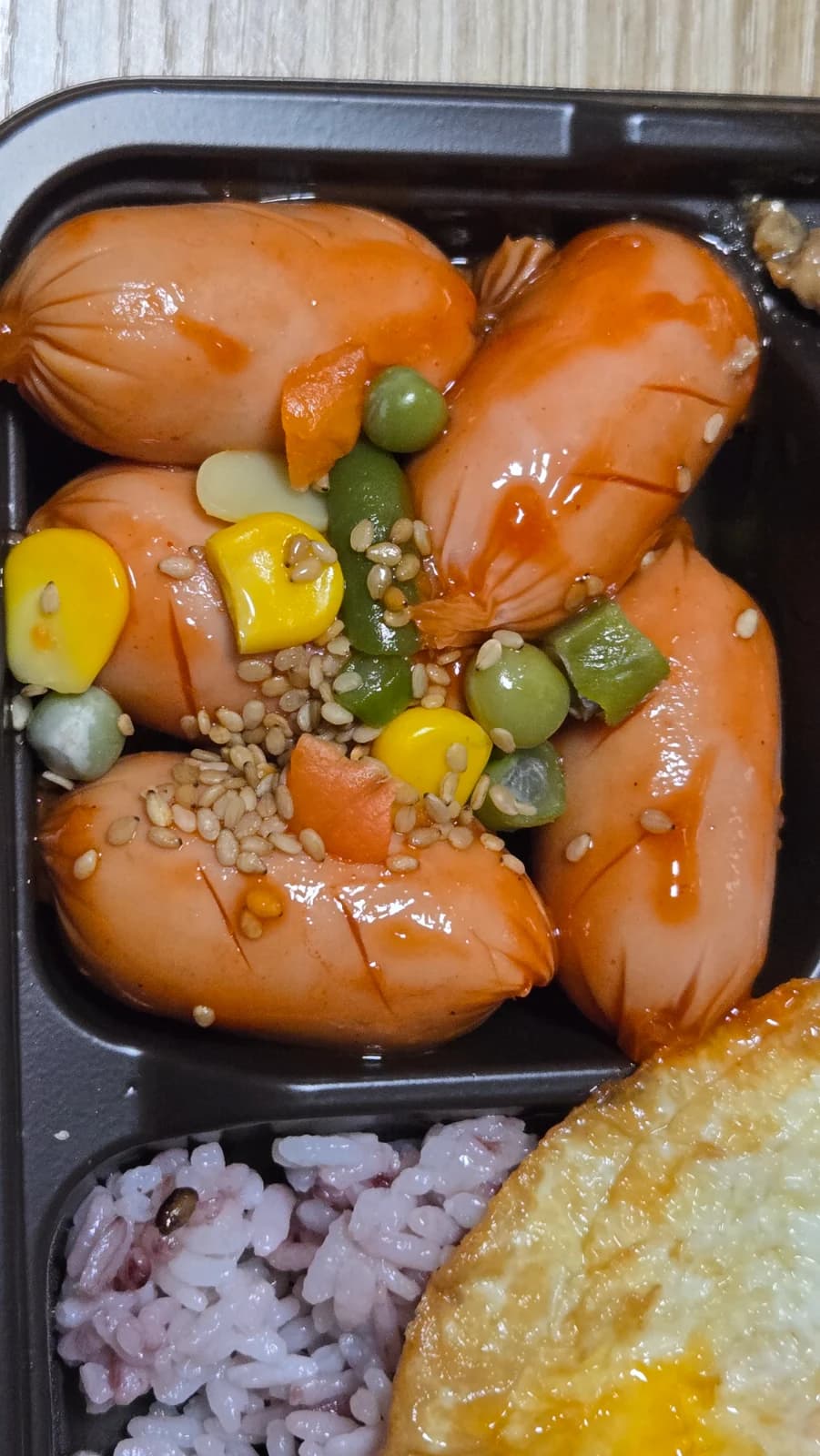 Tongtong Soya cinque wurstel salsa ketchup mais piselli sesamo primo piano