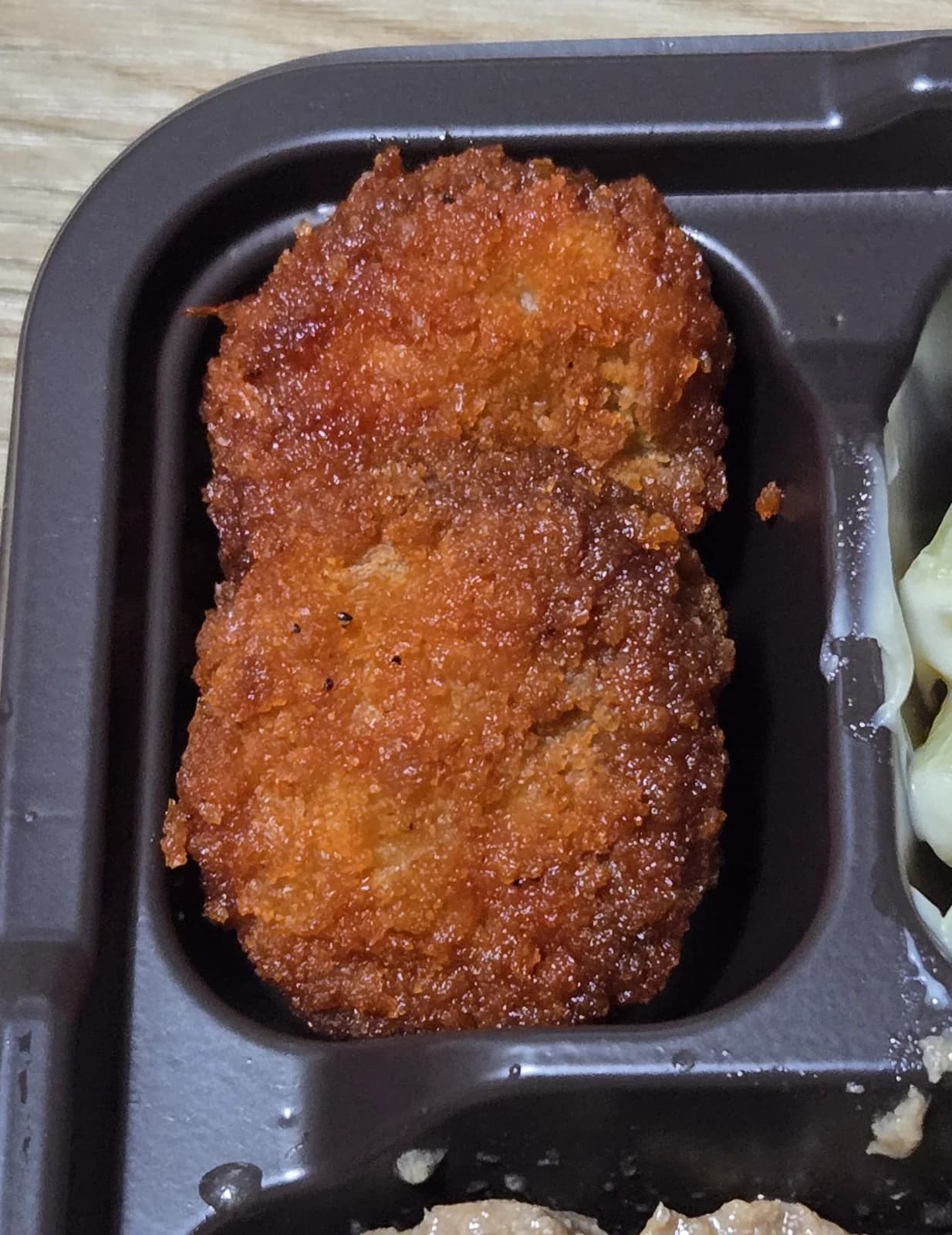 Menchi katsu carne macinata impanata fritta due pezzi