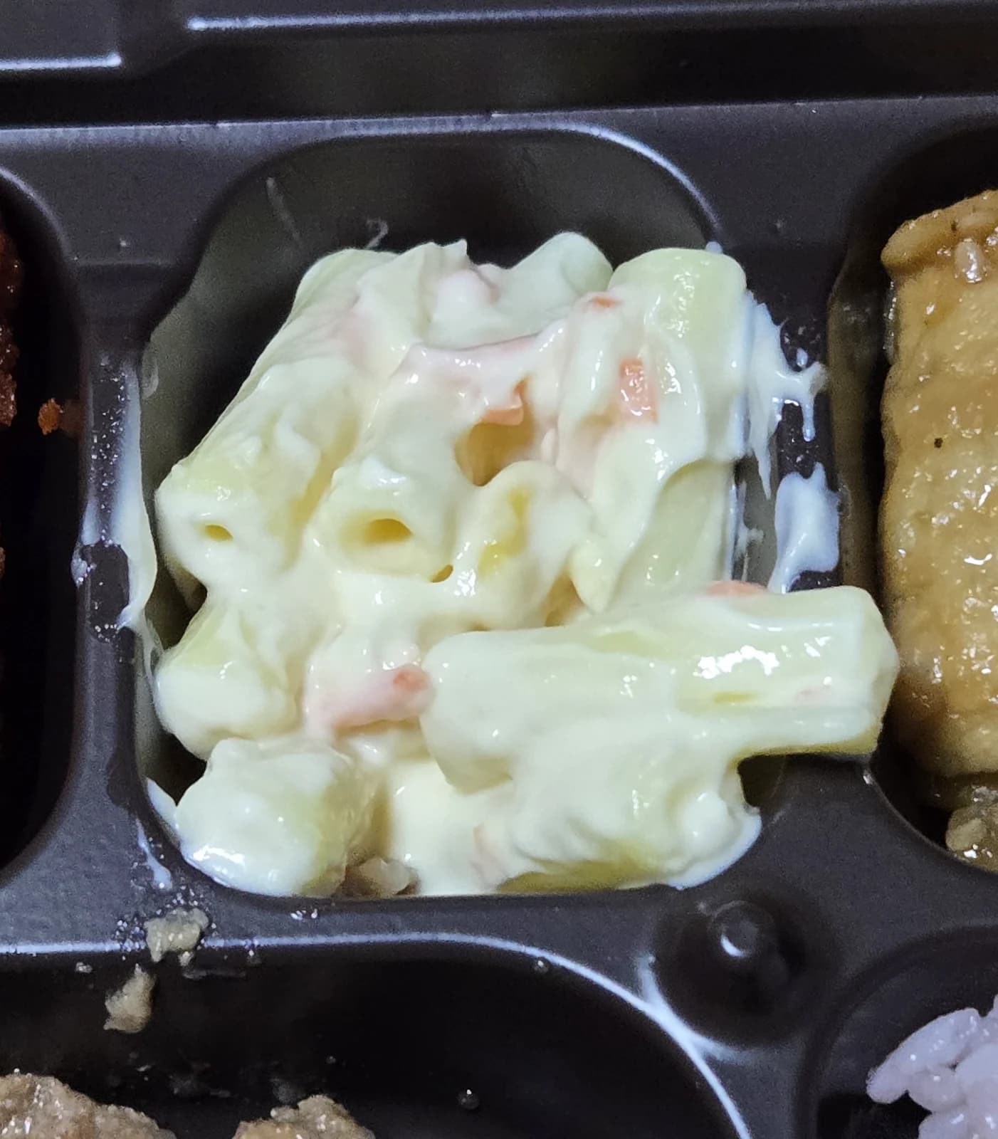 Insalata di maccheroni maionese surimi carote primo piano