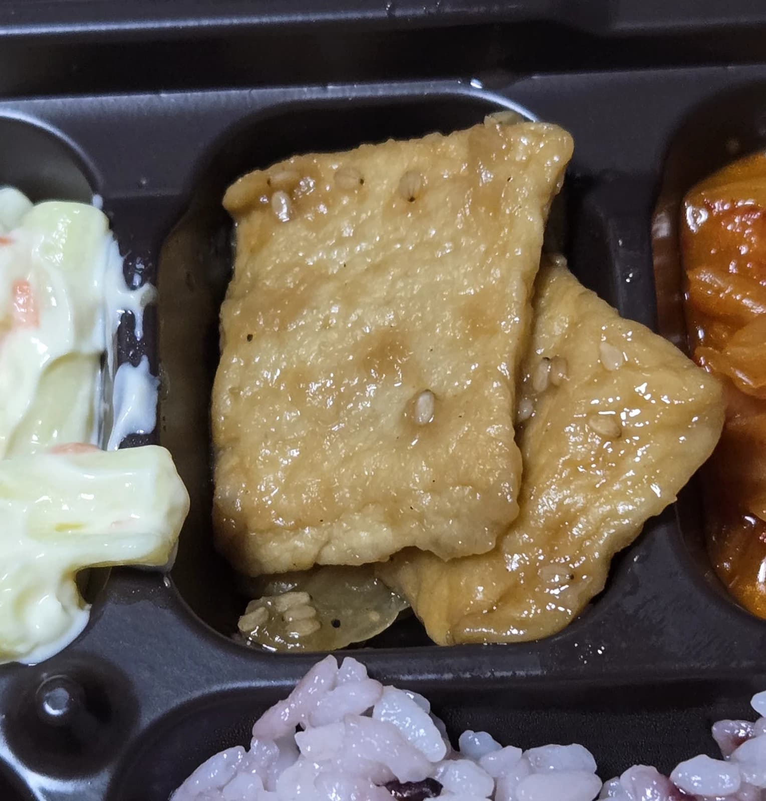 Eomuk chips di pesce saltate due quadrati salsa di soia con sesamo